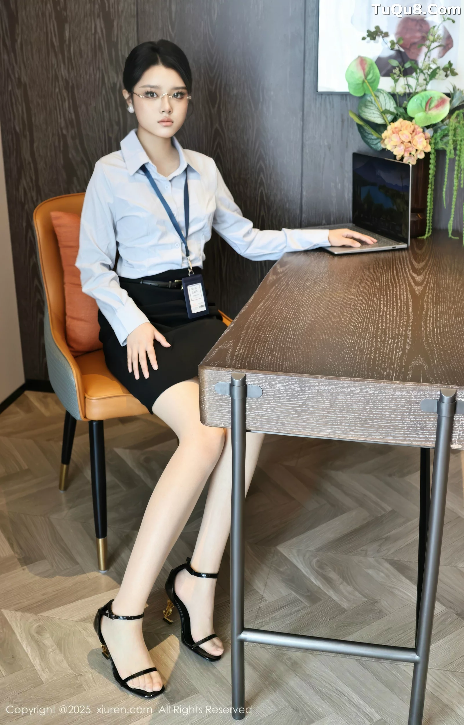   [XiuRen]高清写真图 2025.08.21 No.10674 糯梨子 性感OL第25张图片