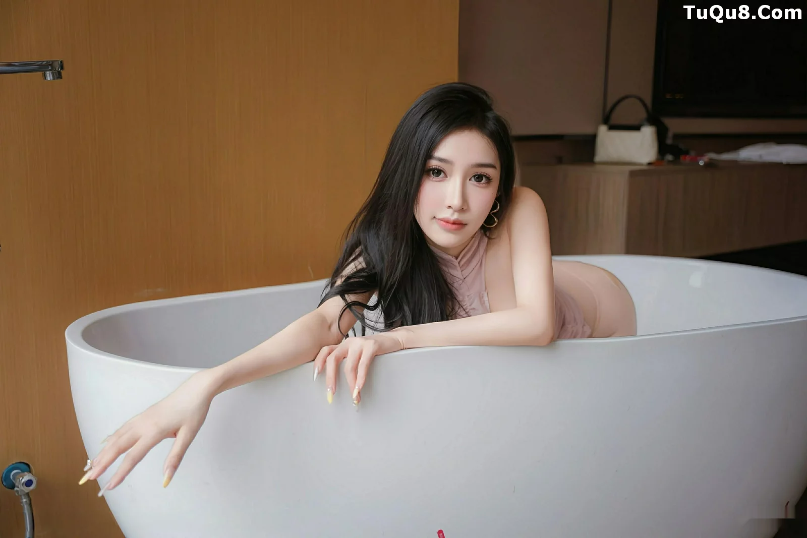   [XiuRen]高清写真图 2025.08.26 No.10689 小阿娇Gill 紫色连衣短裙第39张图片
