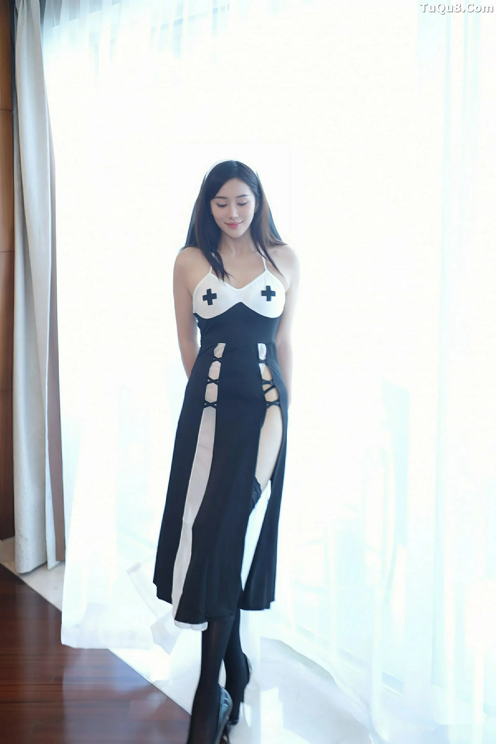   [XiuRen]高清写真图 2025.08.26 No.10690 白薇薇vcvc 黑白修女第7张图片