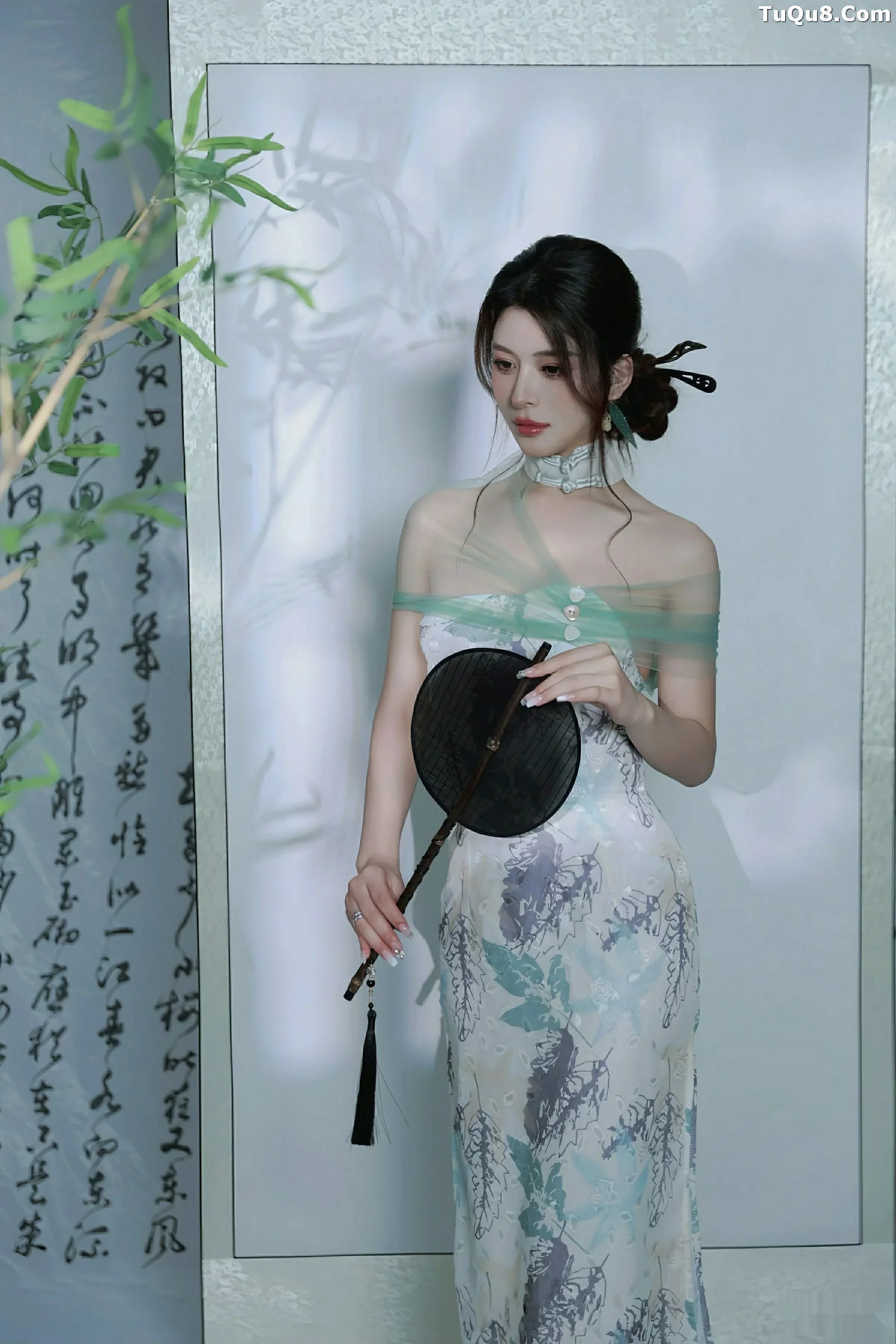   [XiuRen]高清写真图 2025.08.27 No.10694 阿依莎 浅色古风第5张图片