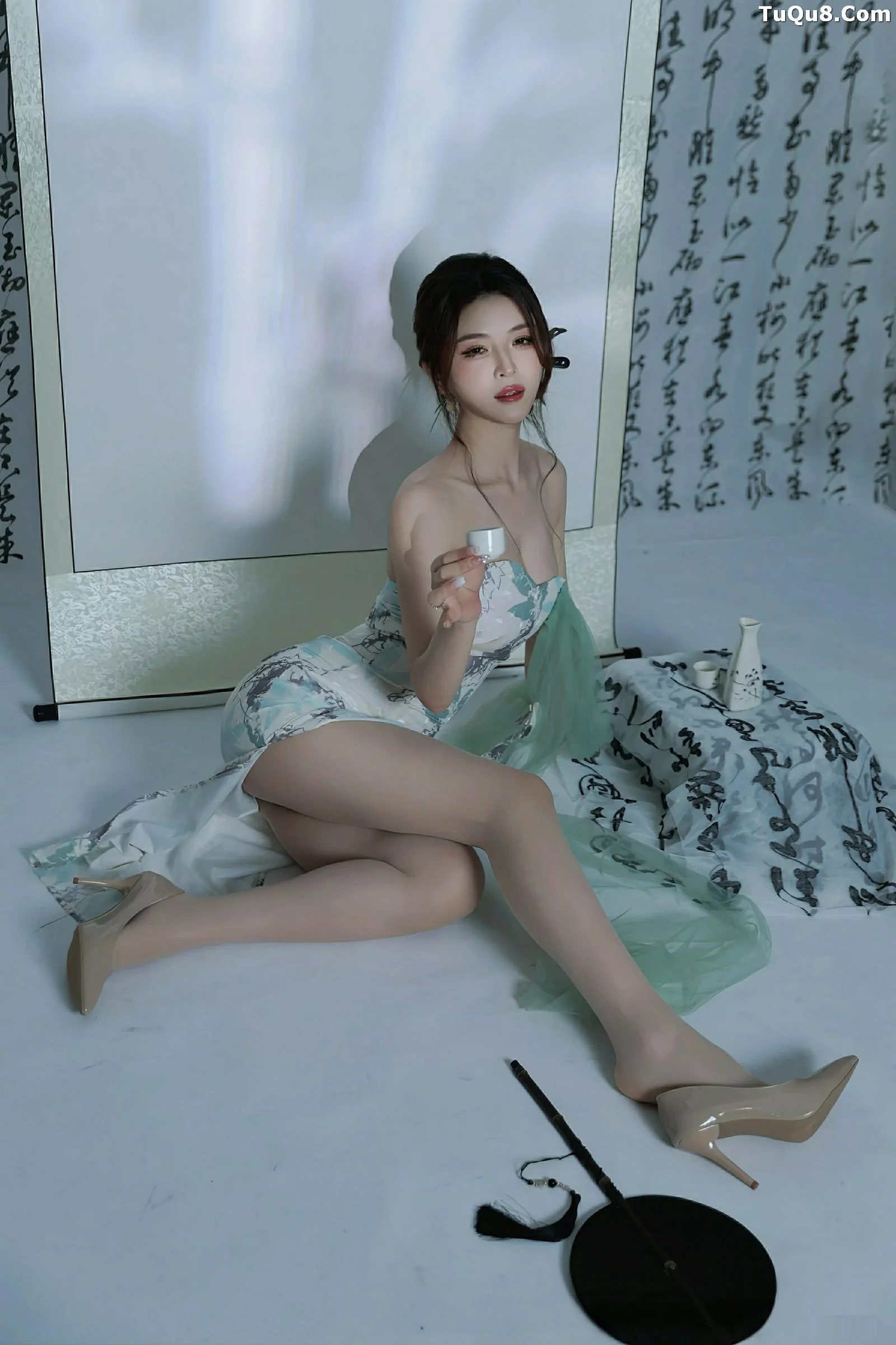   [XiuRen]高清写真图 2025.08.27 No.10694 阿依莎 浅色古风第8张图片