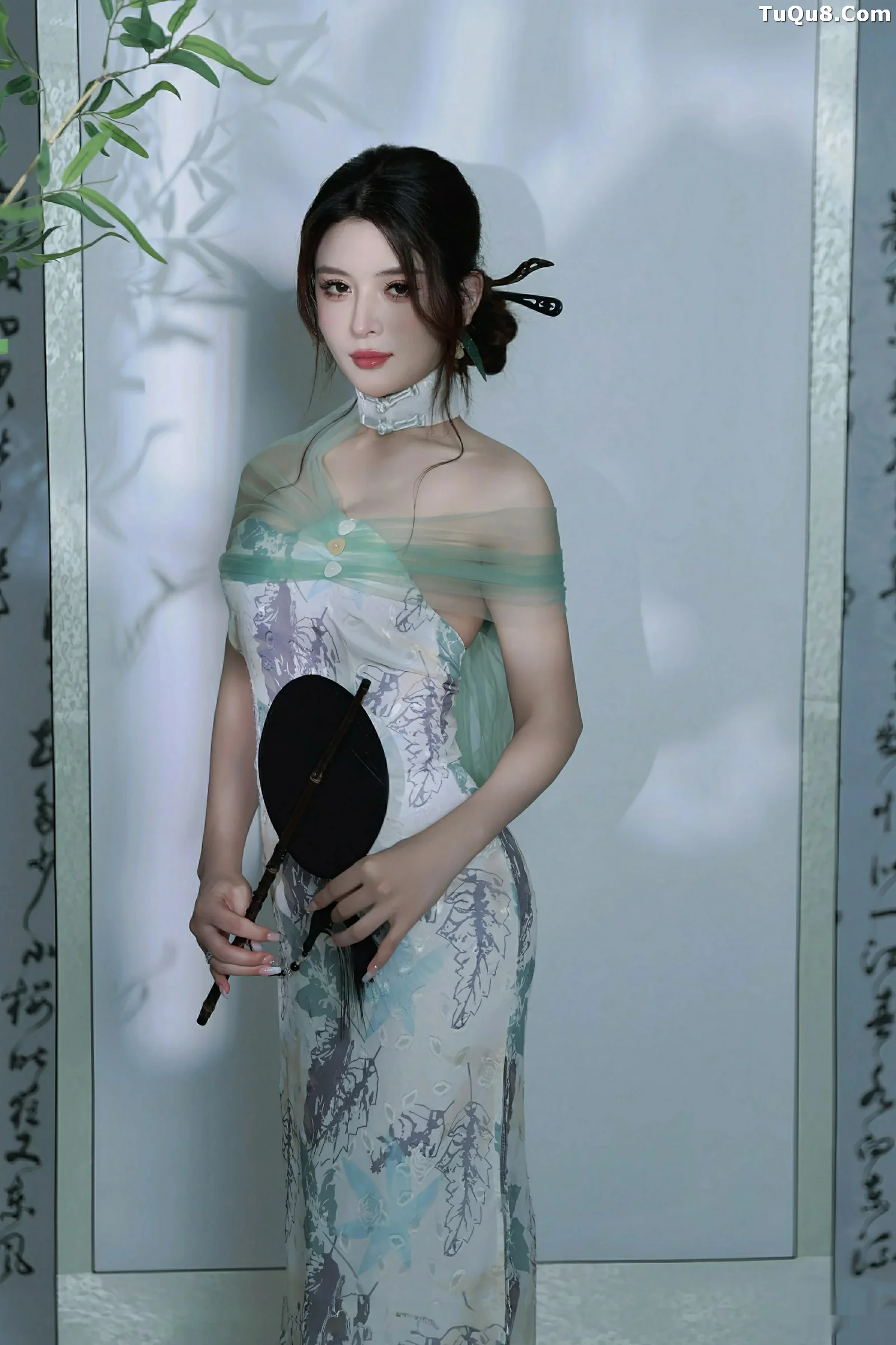   [XiuRen]高清写真图 2025.08.27 No.10694 阿依莎 浅色古风第10张图片