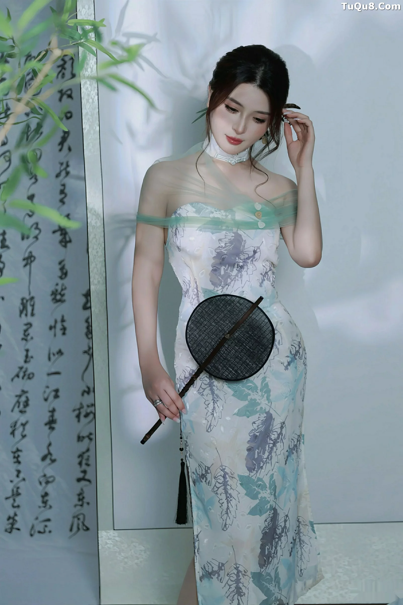   [XiuRen]高清写真图 2025.08.27 No.10694 阿依莎 浅色古风第12张图片