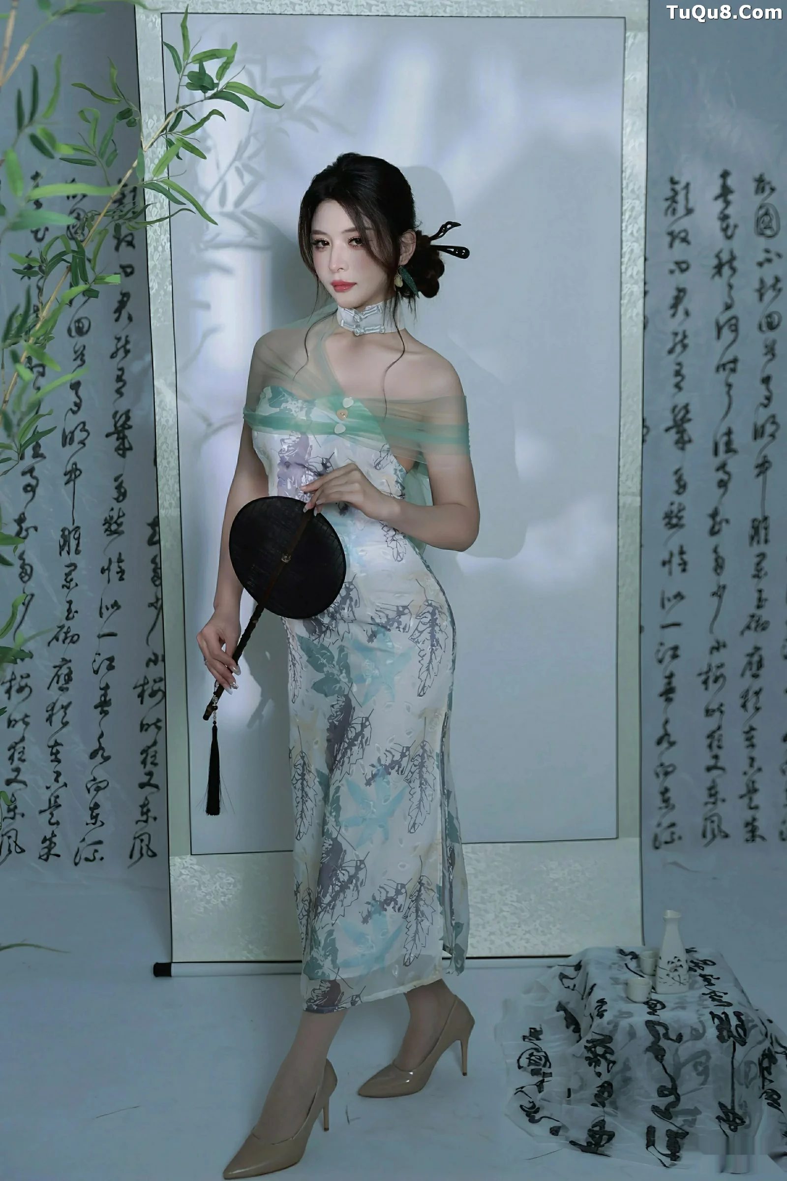   [XiuRen]高清写真图 2025.08.27 No.10694 阿依莎 浅色古风第13张图片