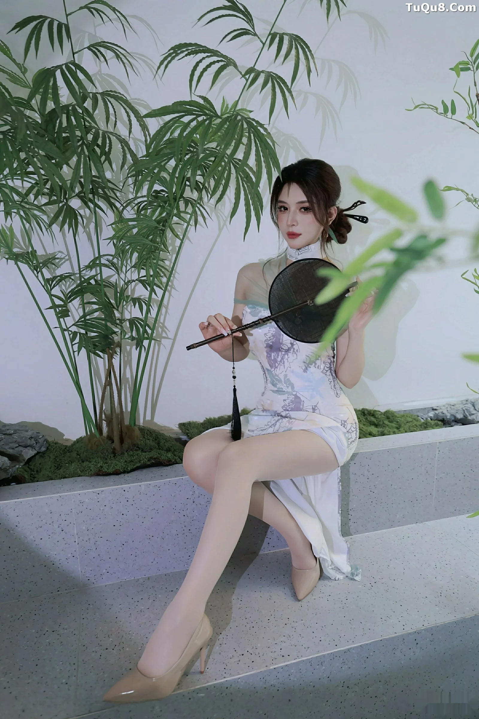   [XiuRen]高清写真图 2025.08.27 No.10694 阿依莎 浅色古风第14张图片