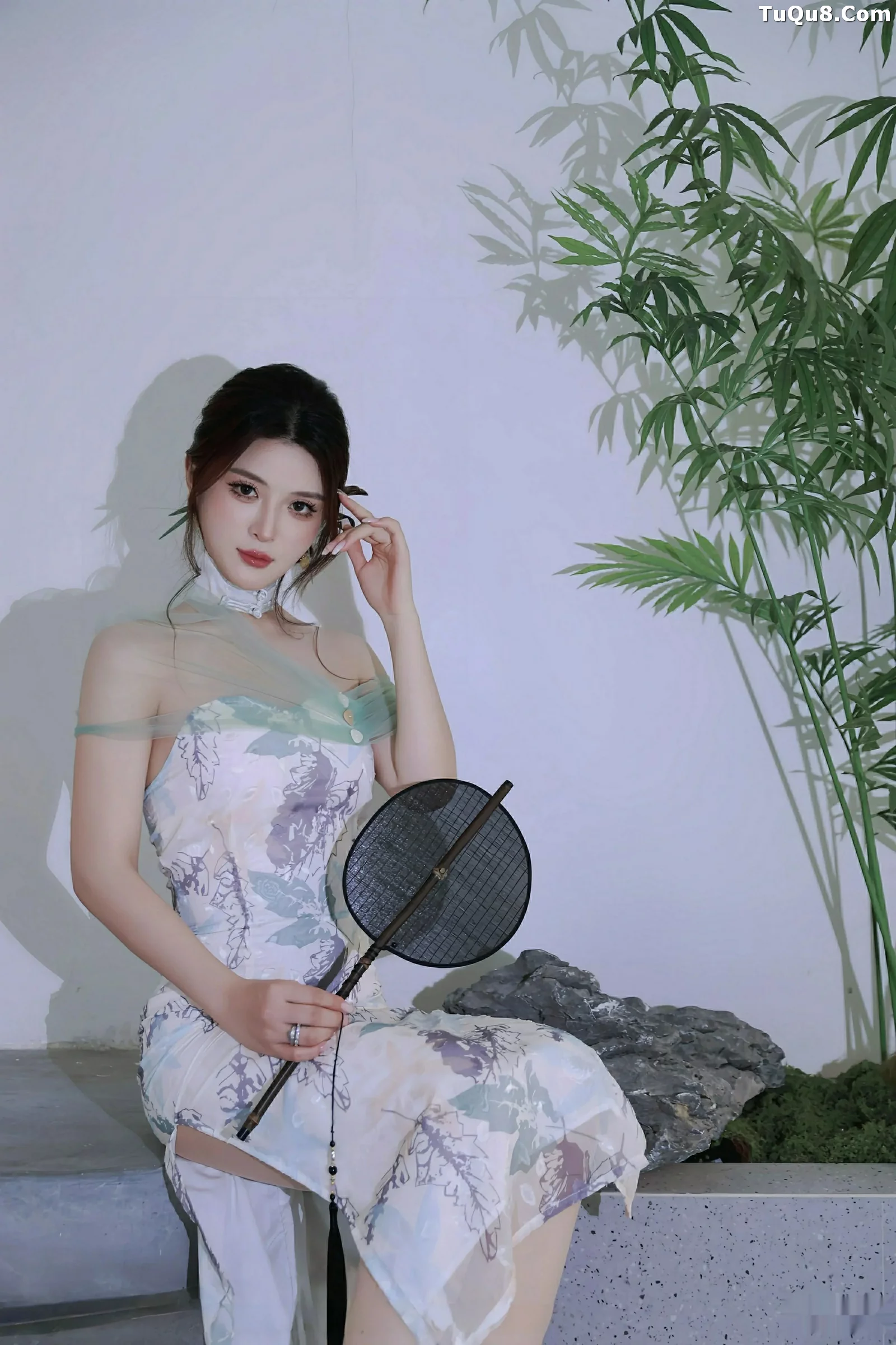   [XiuRen]高清写真图 2025.08.27 No.10694 阿依莎 浅色古风第16张图片