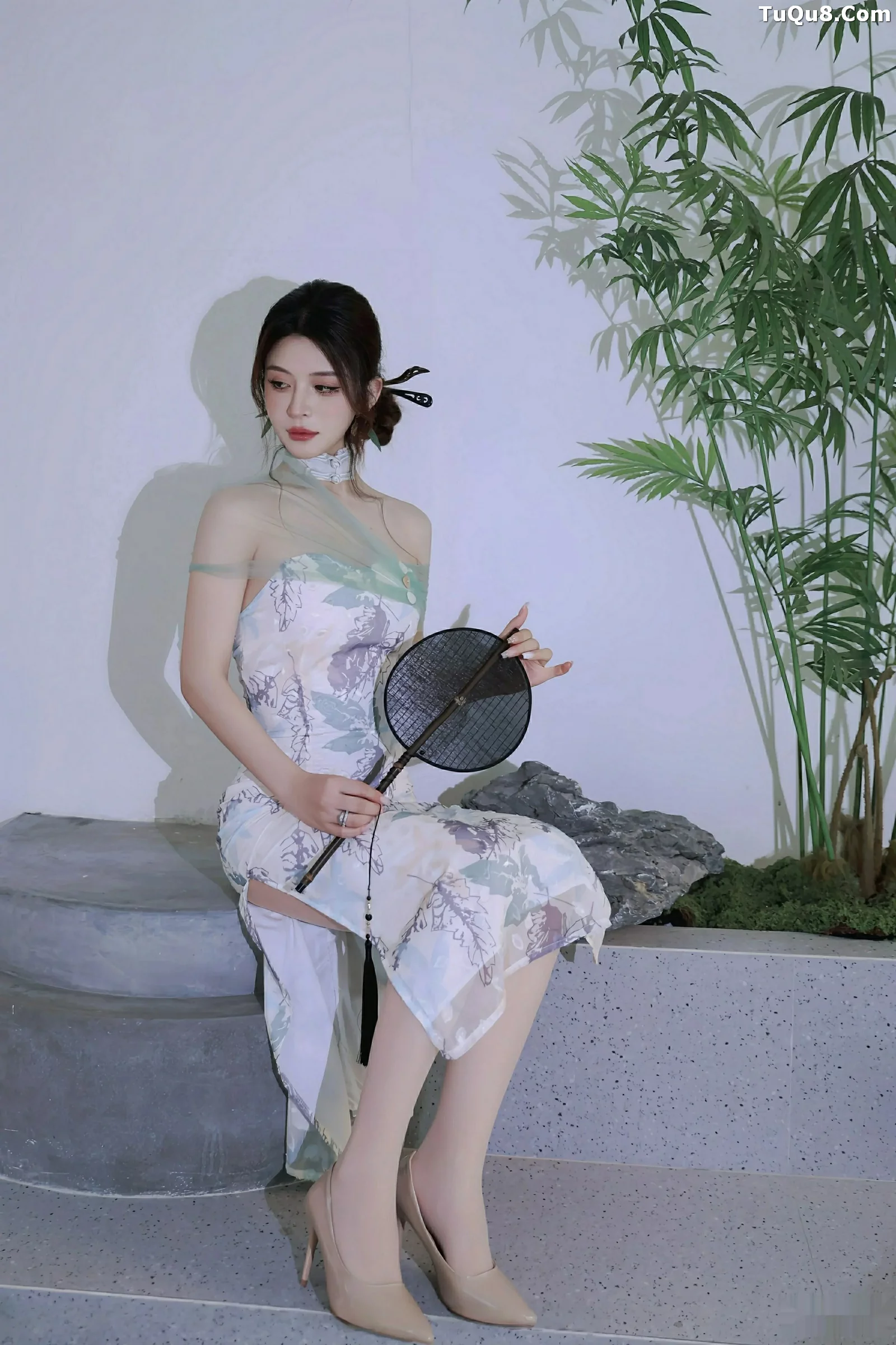   [XiuRen]高清写真图 2025.08.27 No.10694 阿依莎 浅色古风第19张图片