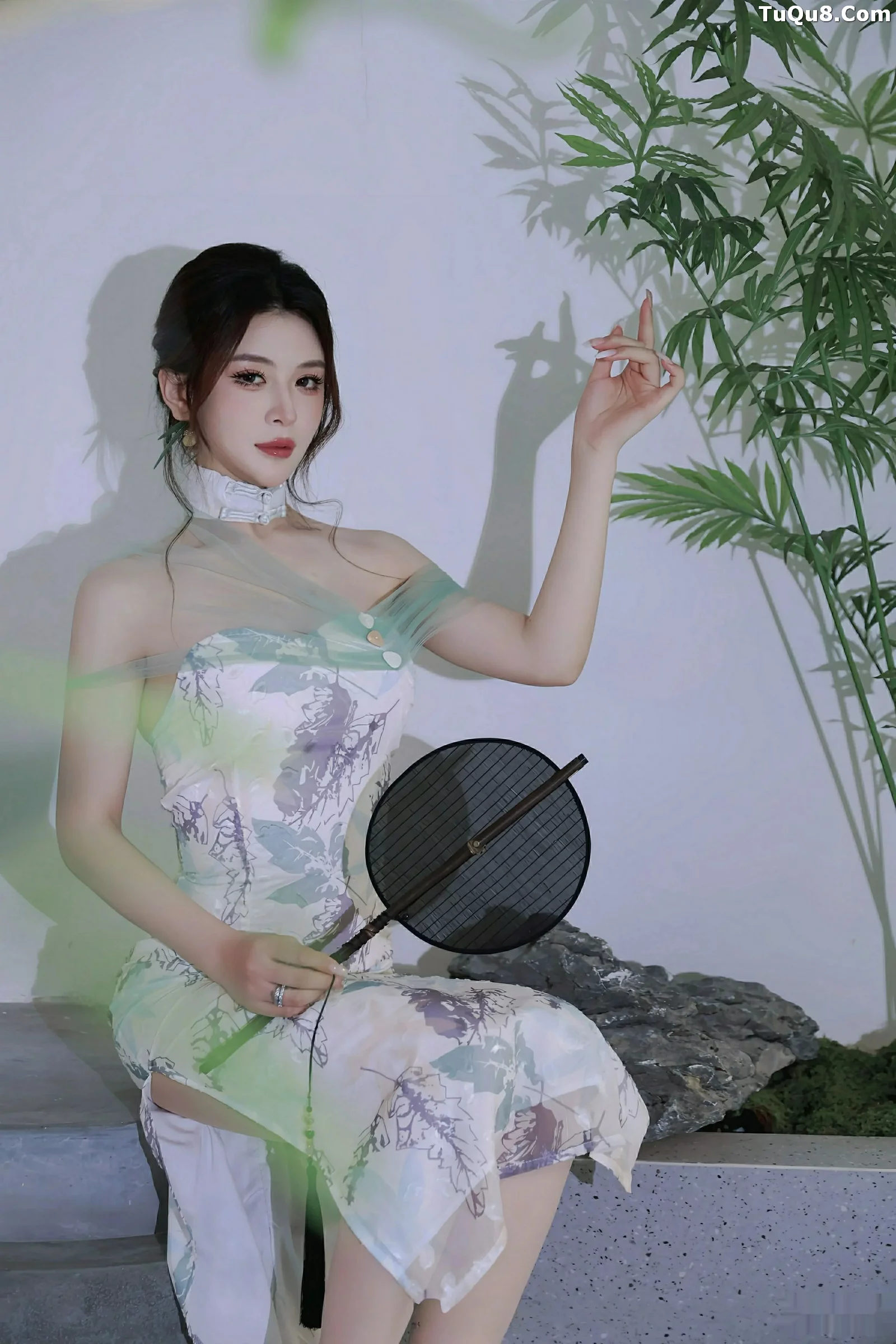   [XiuRen]高清写真图 2025.08.27 No.10694 阿依莎 浅色古风第20张图片