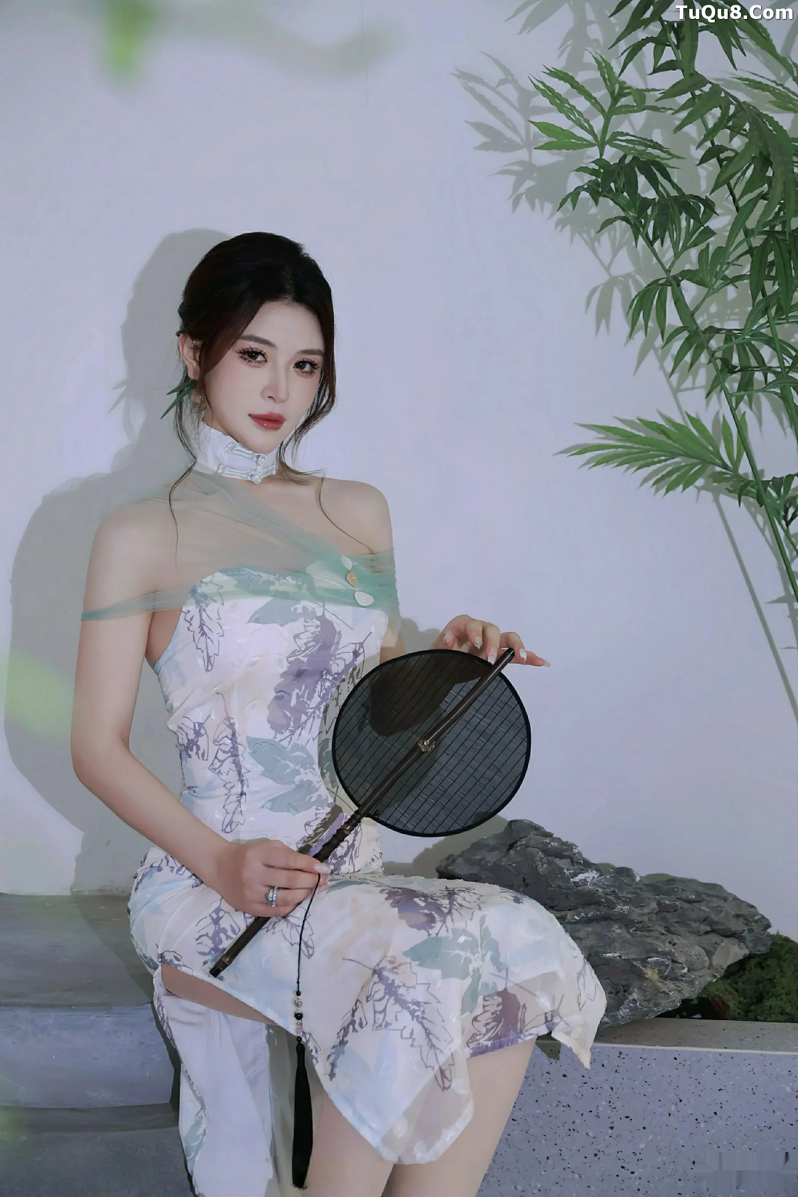   [XiuRen]高清写真图 2025.08.27 No.10694 阿依莎 浅色古风第22张图片