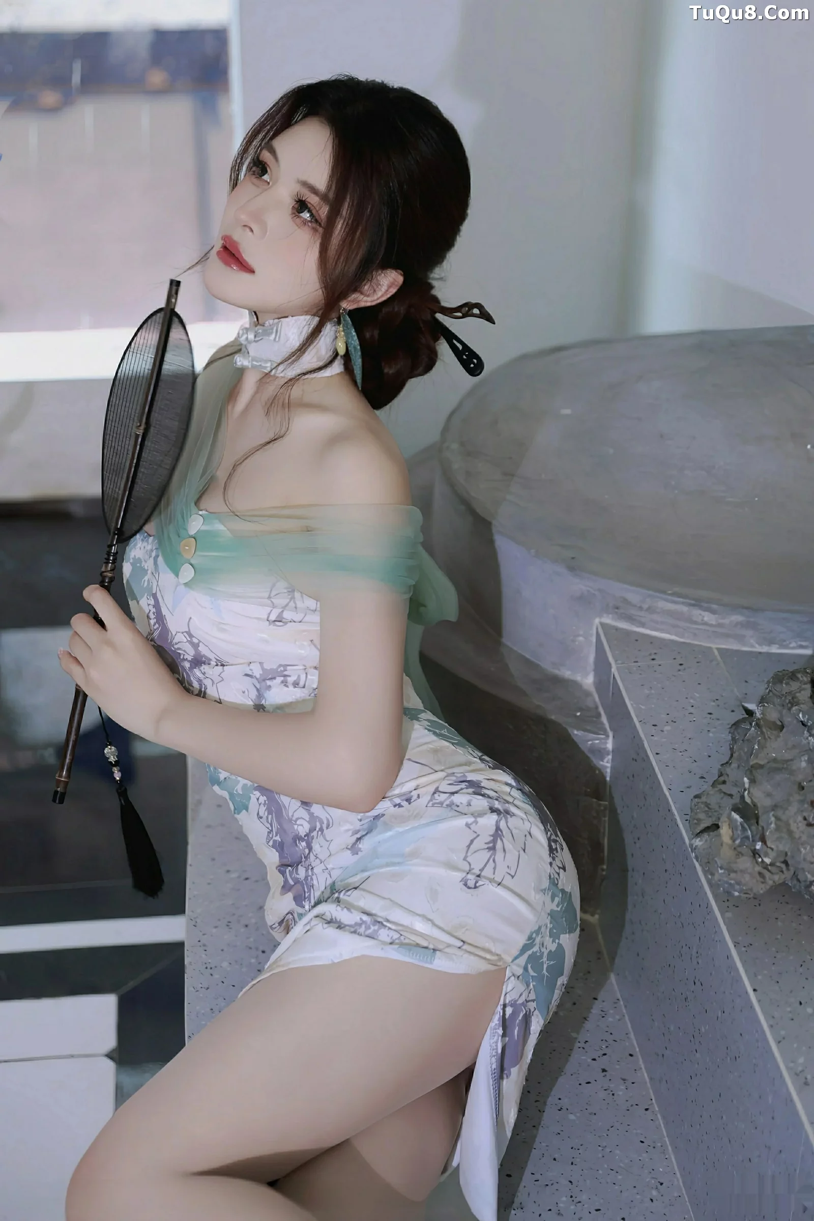   [XiuRen]高清写真图 2025.08.27 No.10694 阿依莎 浅色古风第23张图片