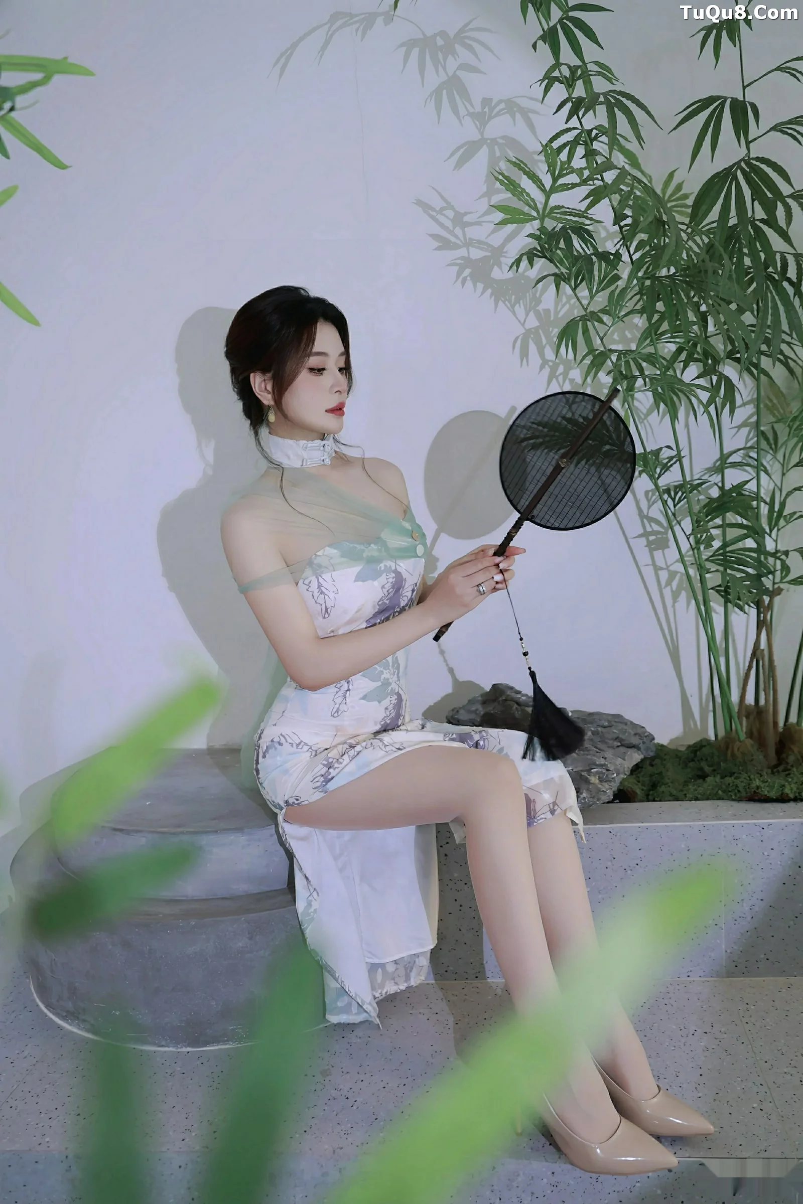   [XiuRen]高清写真图 2025.08.27 No.10694 阿依莎 浅色古风第25张图片