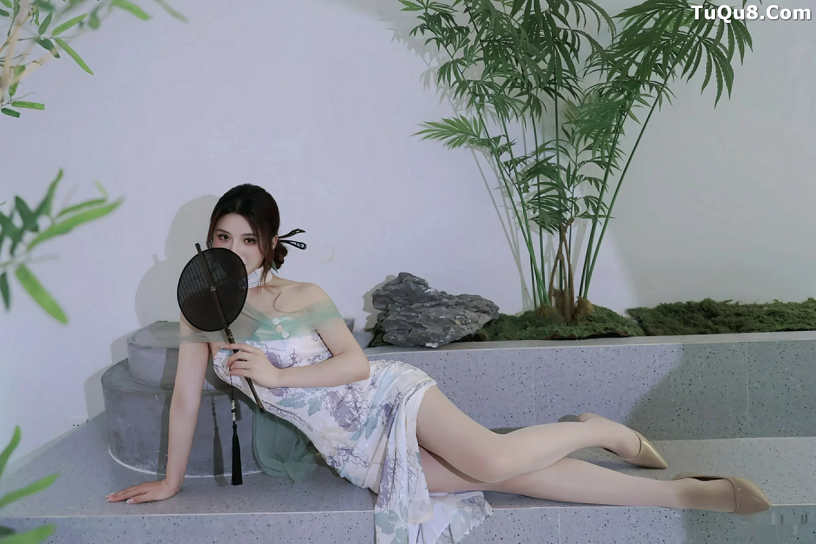   [XiuRen]高清写真图 2025.08.27 No.10694 阿依莎 浅色古风第26张图片