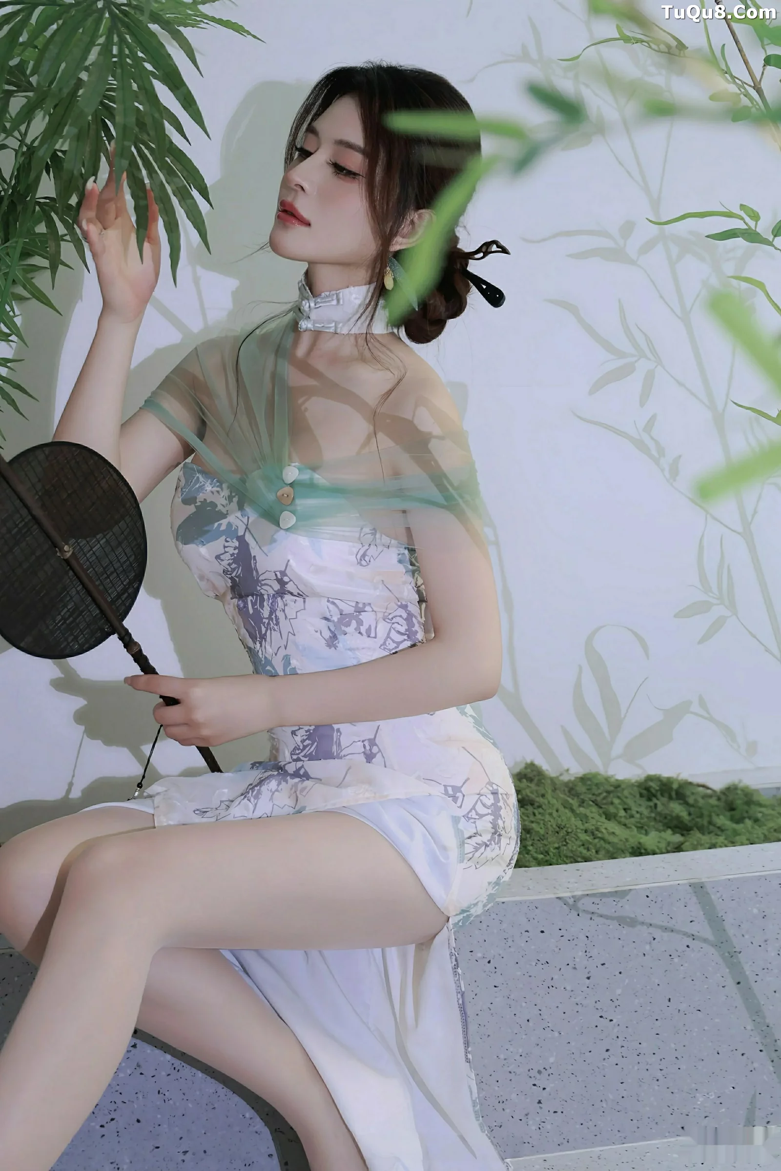   [XiuRen]高清写真图 2025.08.27 No.10694 阿依莎 浅色古风第27张图片