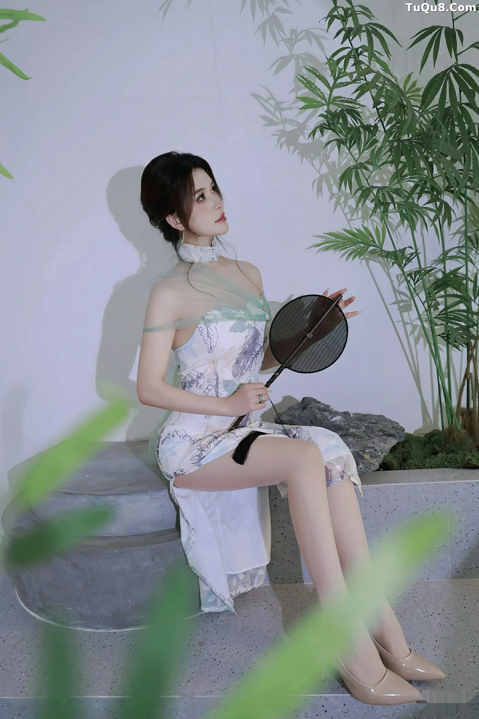   [XiuRen]高清写真图 2025.08.27 No.10694 阿依莎 浅色古风第28张图片