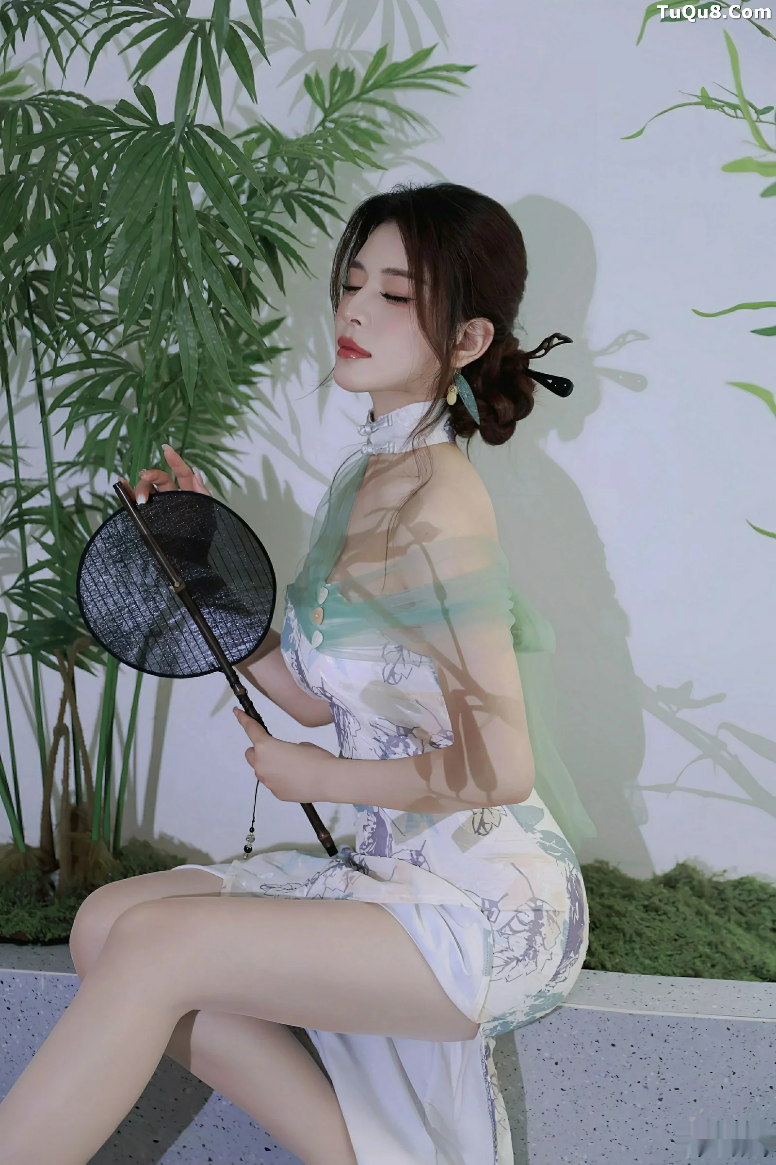   [XiuRen]高清写真图 2025.08.27 No.10694 阿依莎 浅色古风第29张图片