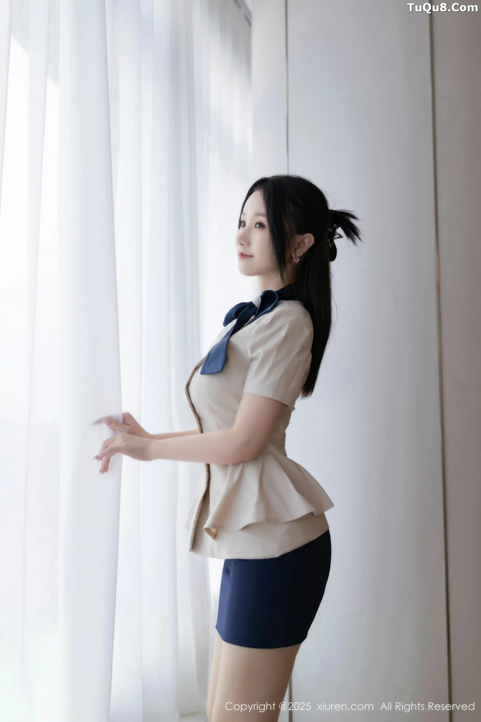   [XiuRen]高清写真图 2025.08.27 No.10697 杏子Yada 性感OL第6张图片