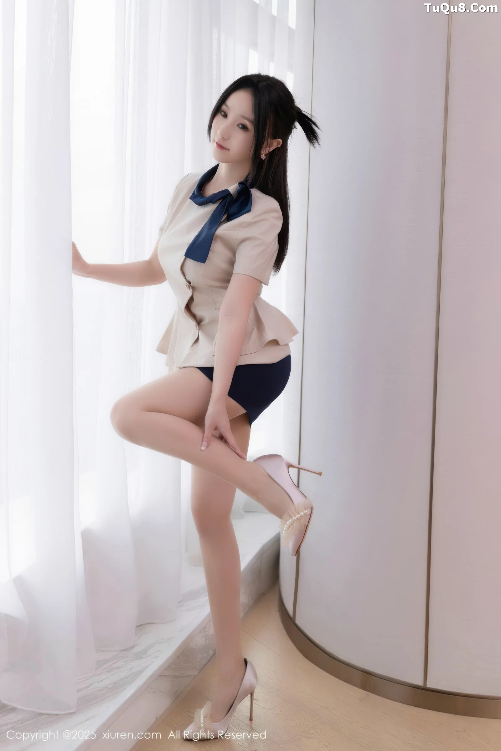   [XiuRen]高清写真图 2025.08.27 No.10697 杏子Yada 性感OL第7张图片