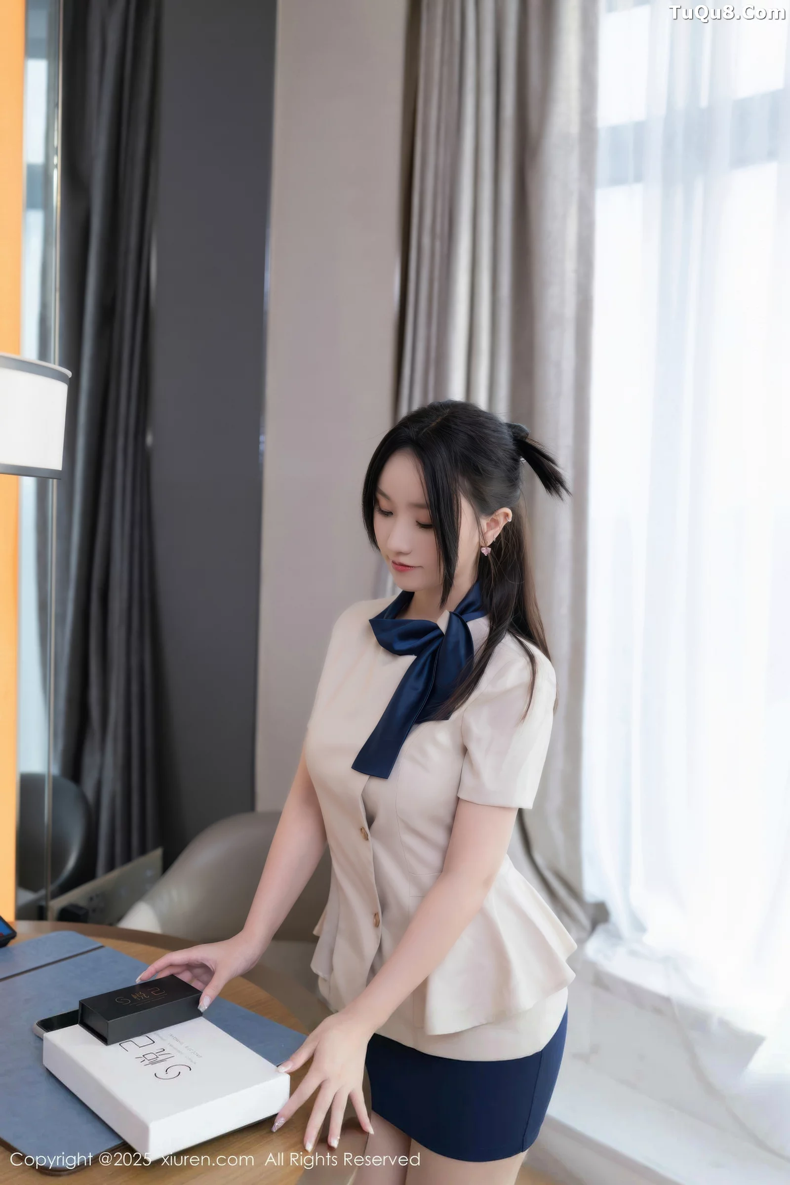   [XiuRen]高清写真图 2025.08.27 No.10697 杏子Yada 性感OL第8张图片