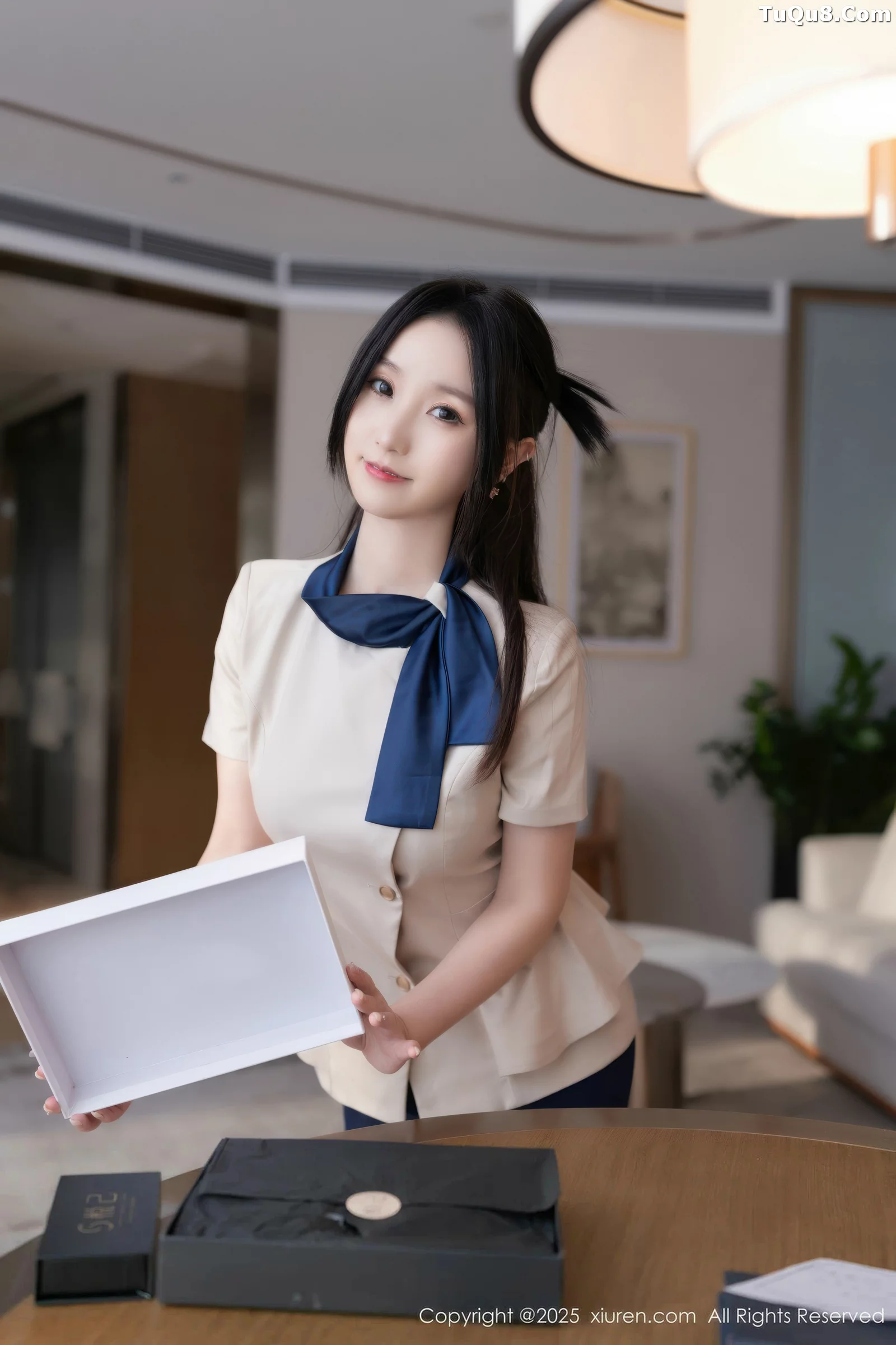   [XiuRen]高清写真图 2025.08.27 No.10697 杏子Yada 性感OL第10张图片