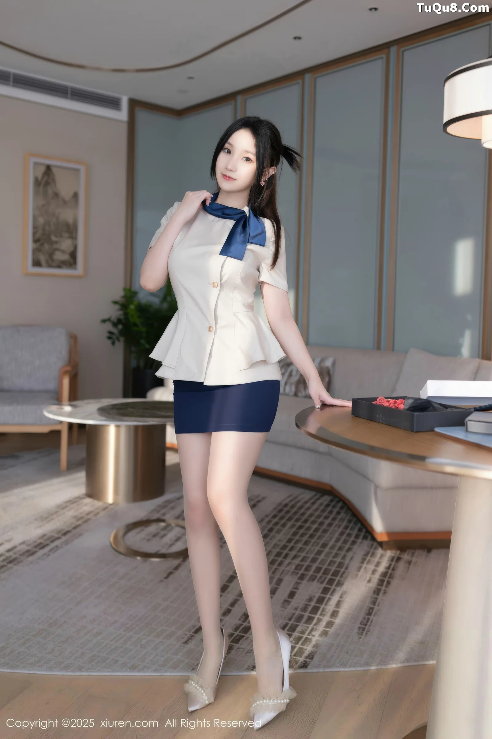   [XiuRen]高清写真图 2025.08.27 No.10697 杏子Yada 性感OL第11张图片