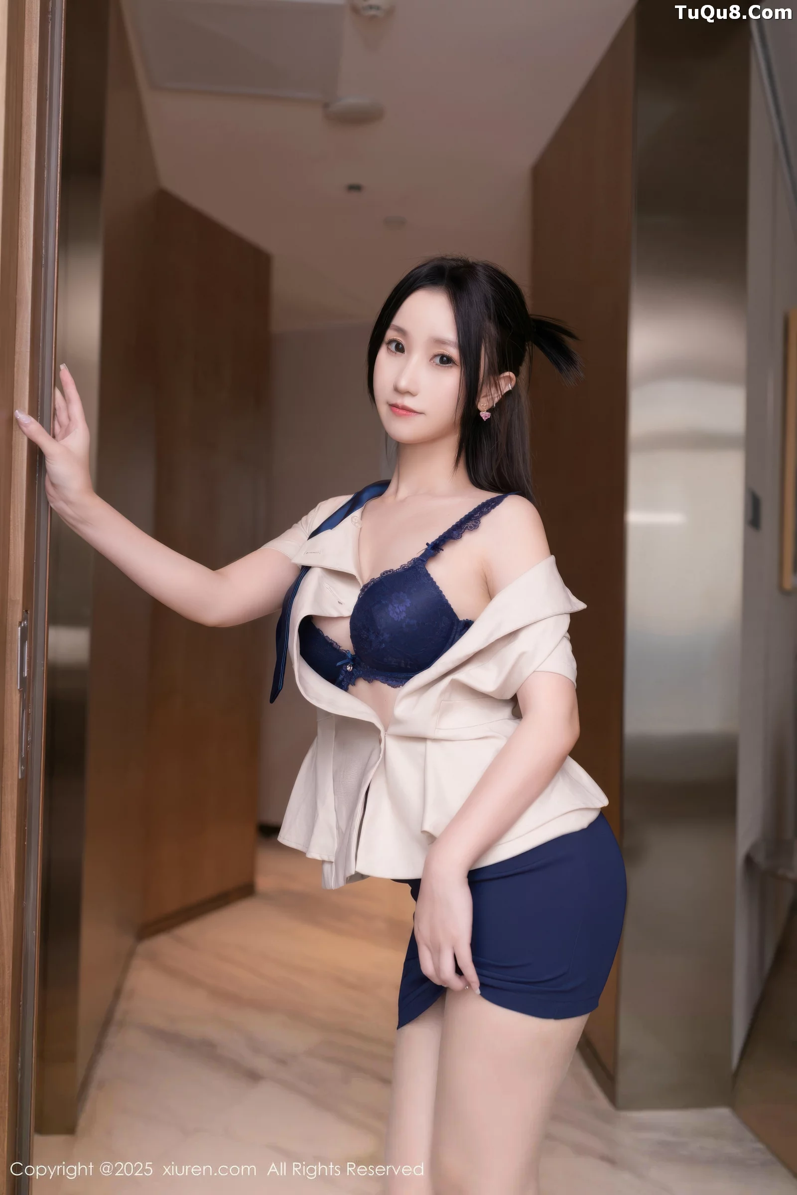   [XiuRen]高清写真图 2025.08.27 No.10697 杏子Yada 性感OL第21张图片