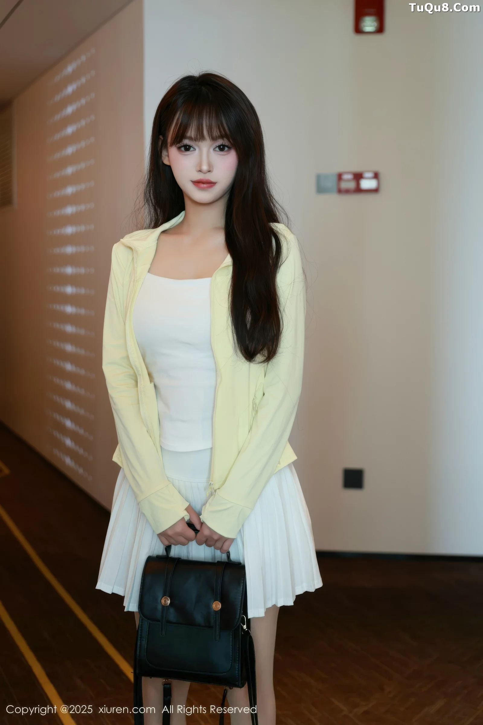   [XiuRen]高清写真图 2025.08.28 No.10702 糯咪 白色短裙第2张图片