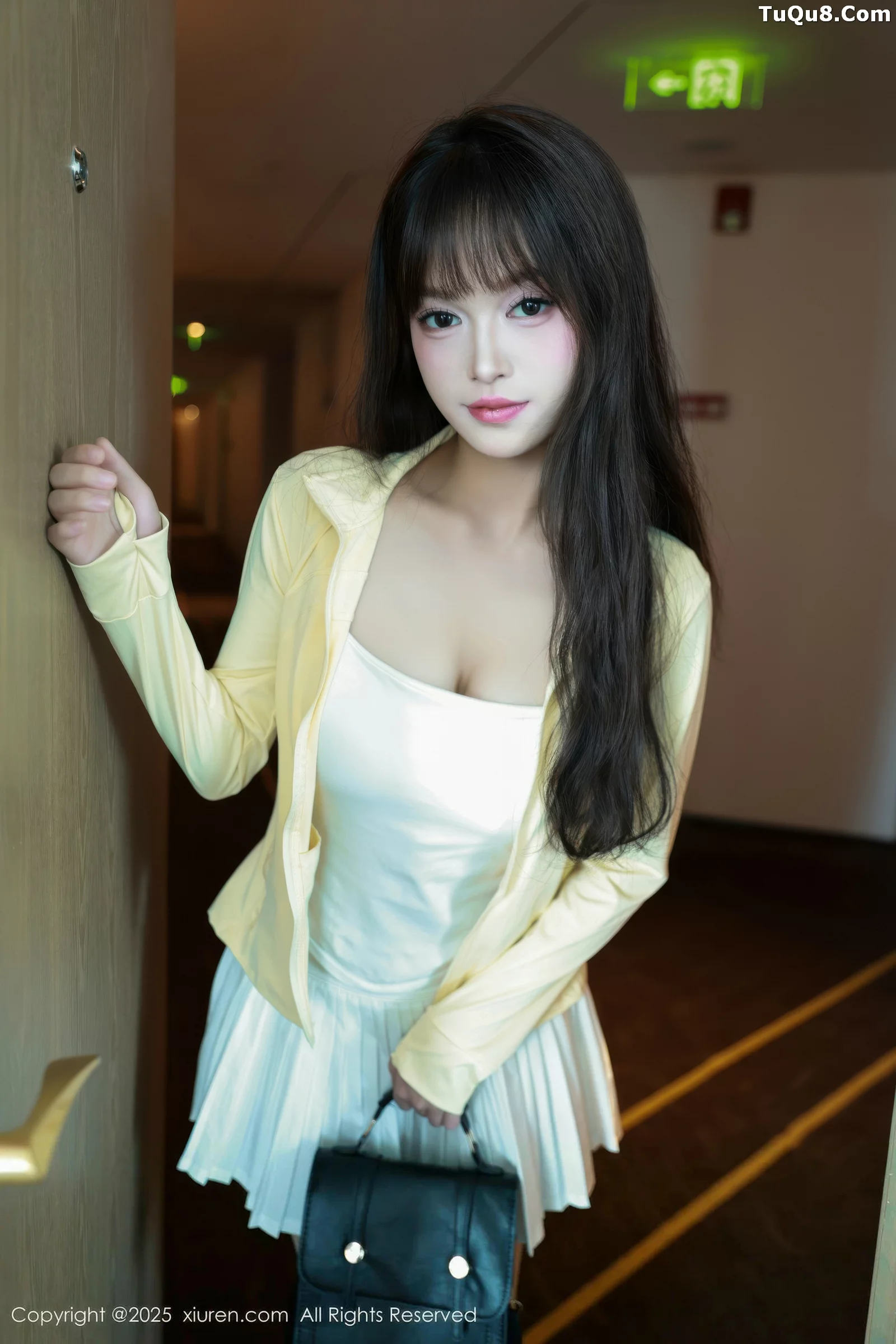   [XiuRen]高清写真图 2025.08.28 No.10702 糯咪 白色短裙第3张图片