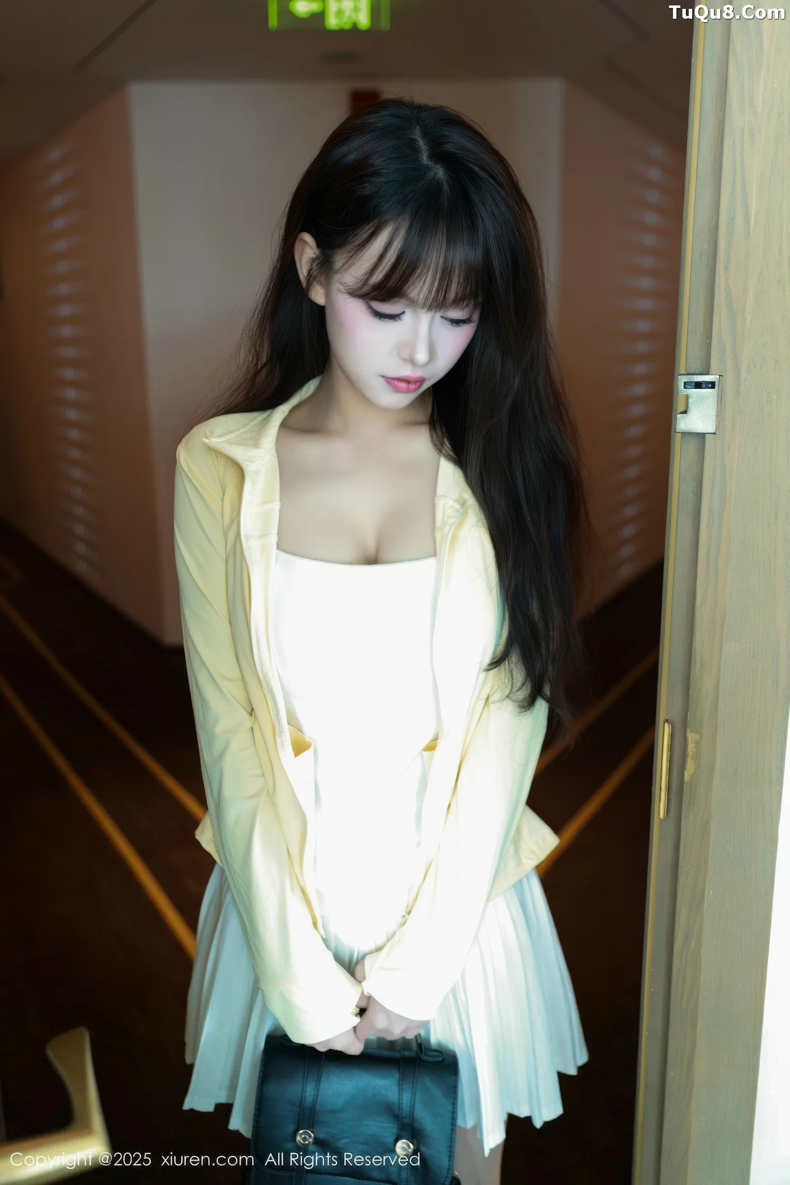   [XiuRen]高清写真图 2025.08.28 No.10702 糯咪 白色短裙第4张图片