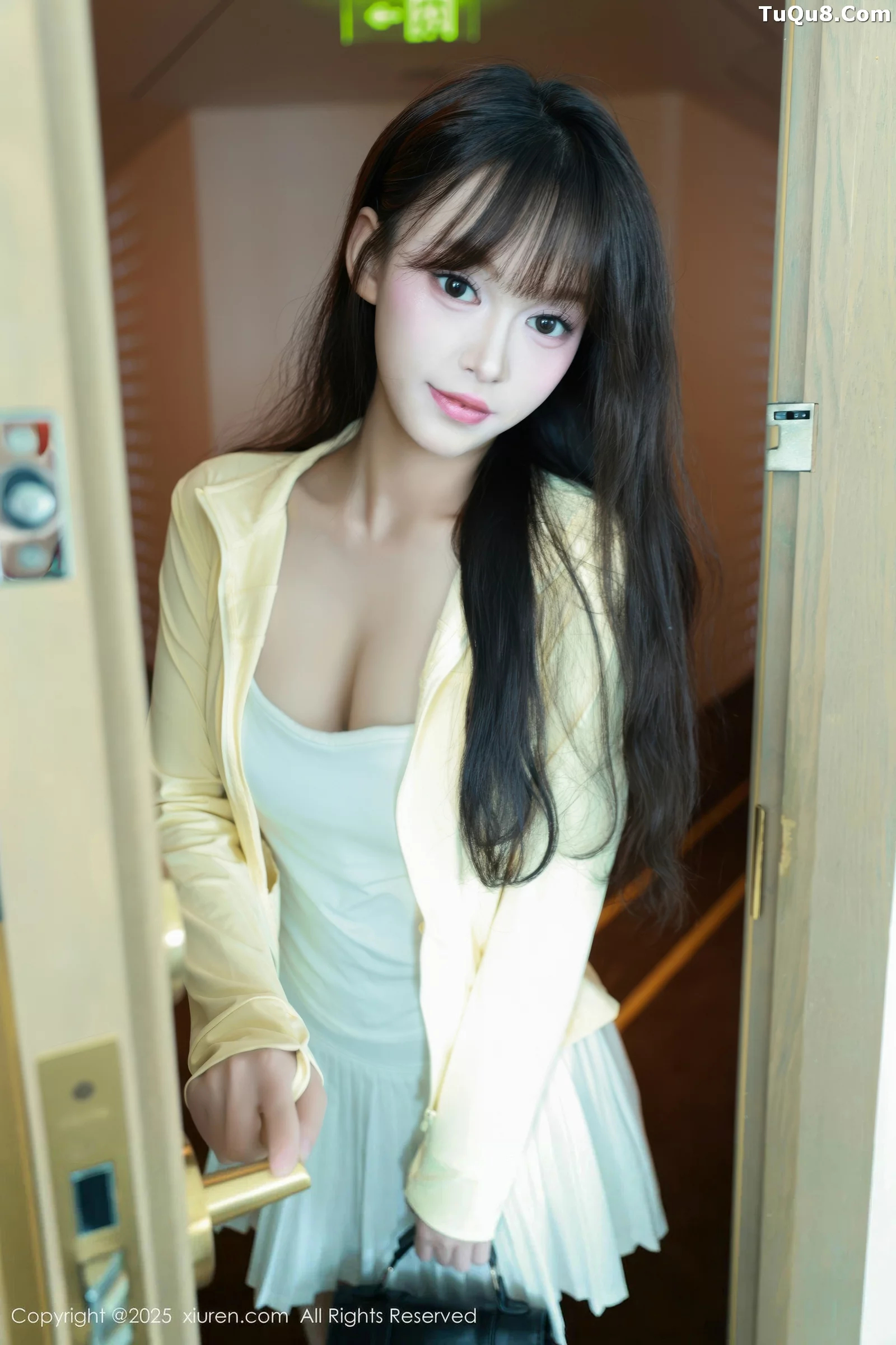   [XiuRen]高清写真图 2025.08.28 No.10702 糯咪 白色短裙第5张图片