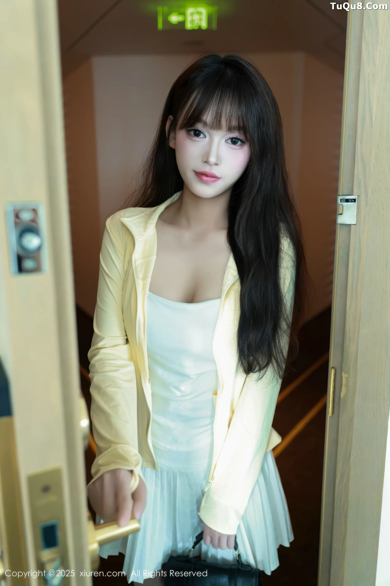   [XiuRen]高清写真图 2025.08.28 No.10702 糯咪 白色短裙第6张图片