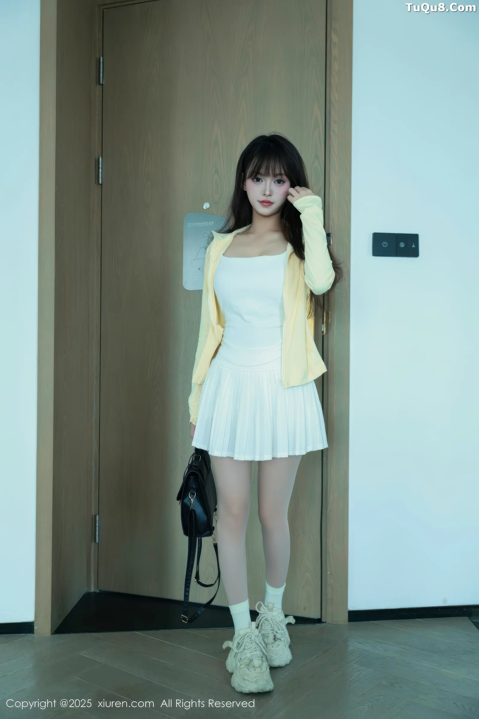   [XiuRen]高清写真图 2025.08.28 No.10702 糯咪 白色短裙第8张图片