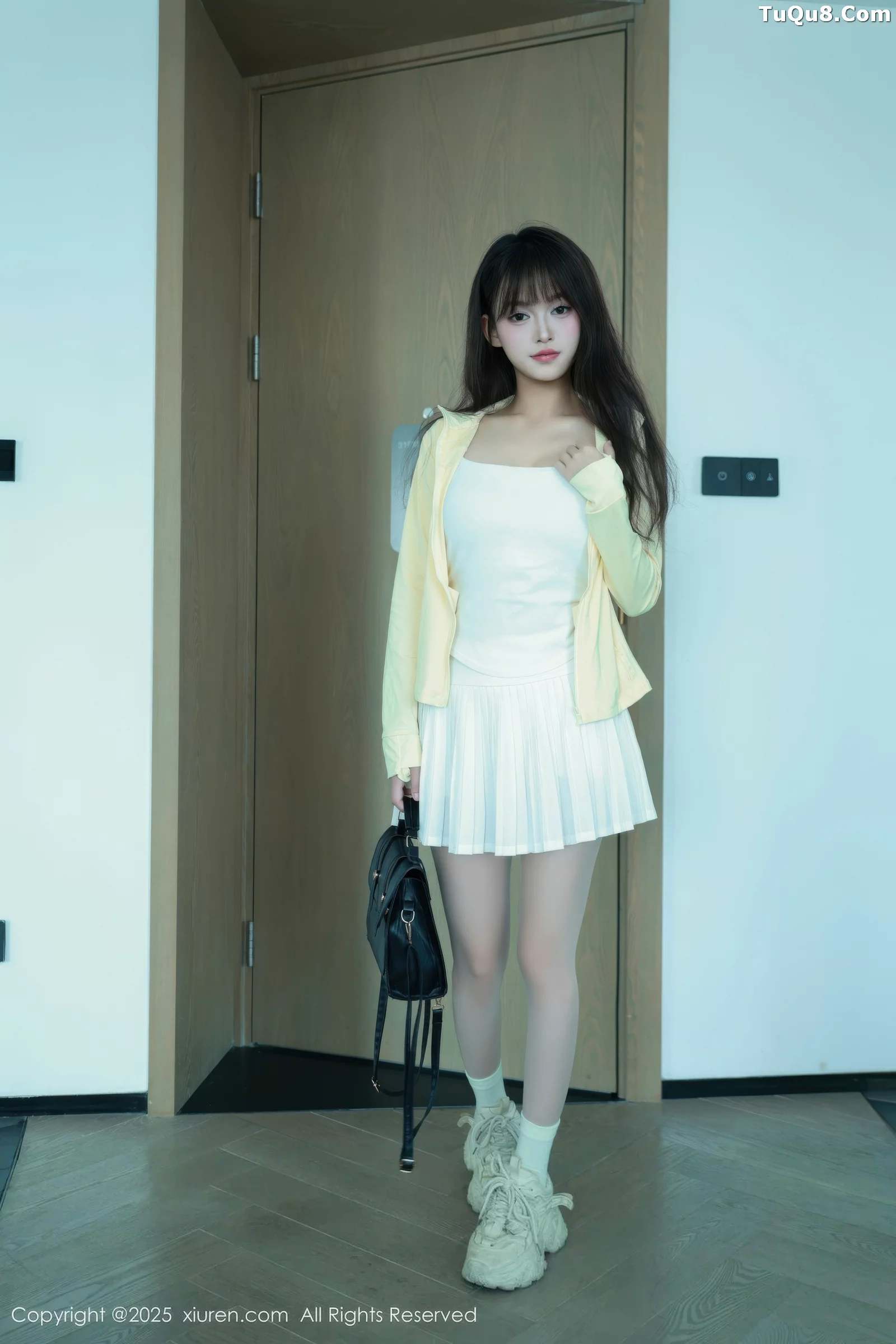   [XiuRen]高清写真图 2025.08.28 No.10702 糯咪 白色短裙第9张图片
