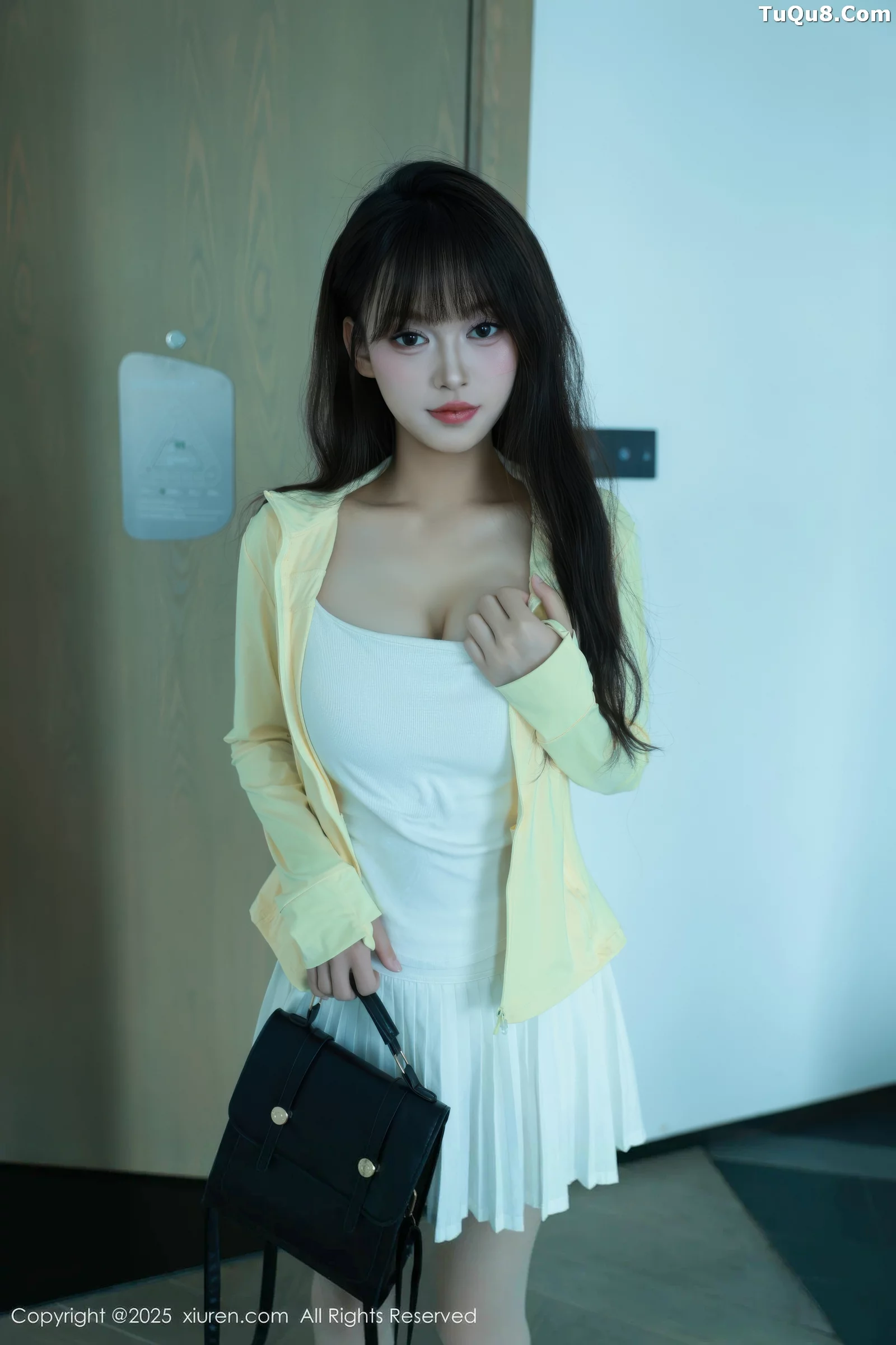   [XiuRen]高清写真图 2025.08.28 No.10702 糯咪 白色短裙第10张图片