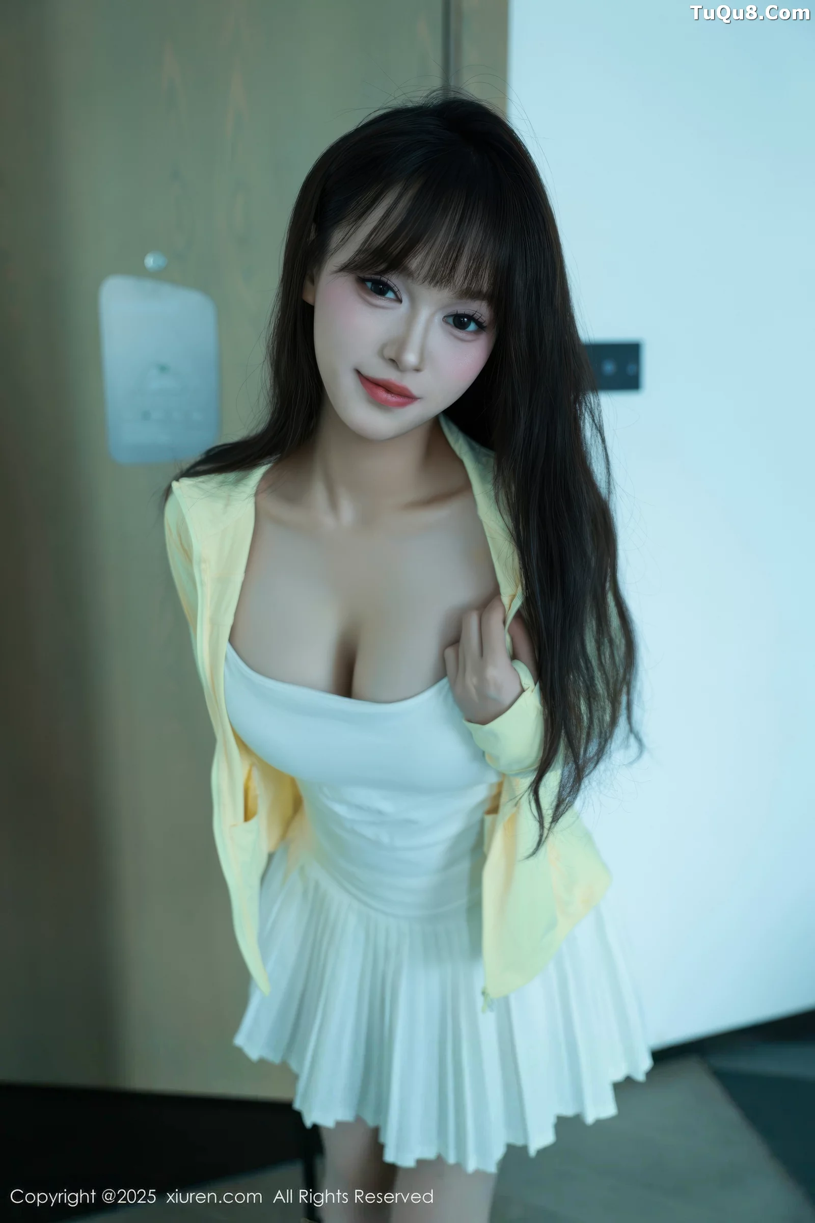   [XiuRen]高清写真图 2025.08.28 No.10702 糯咪 白色短裙第12张图片