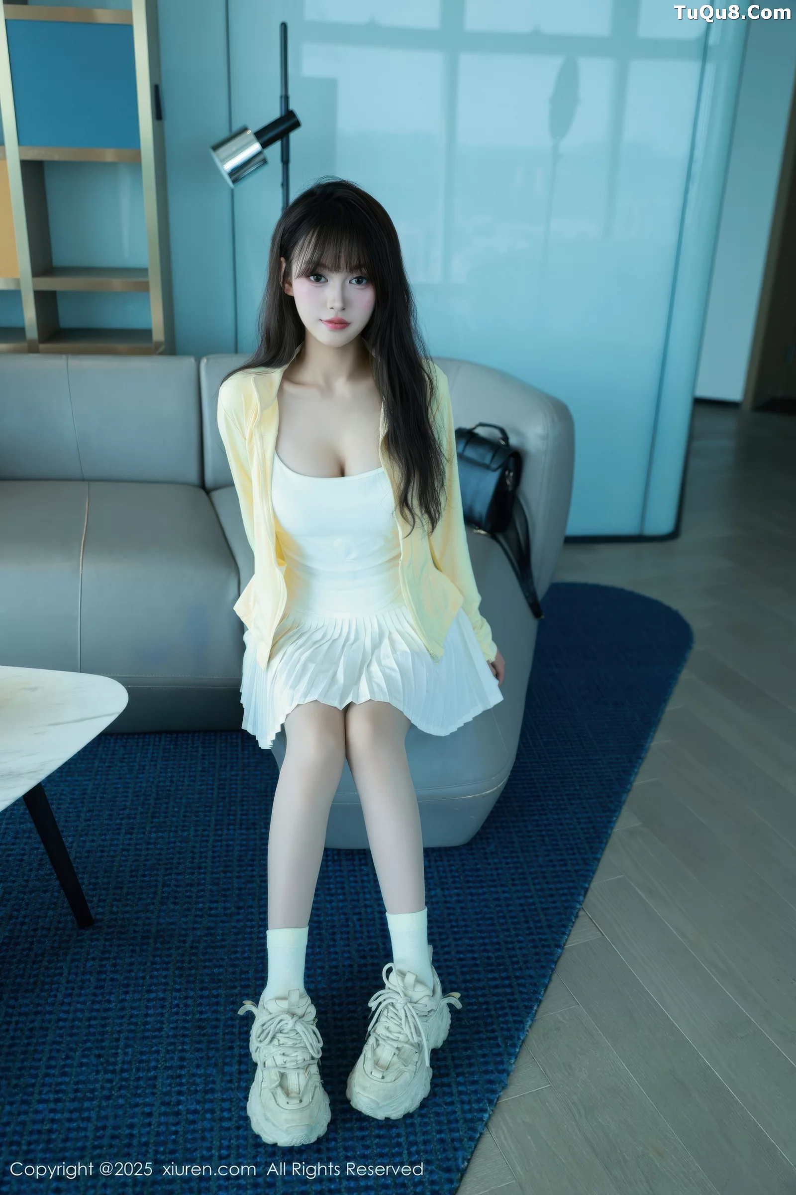   [XiuRen]高清写真图 2025.08.28 No.10702 糯咪 白色短裙第13张图片