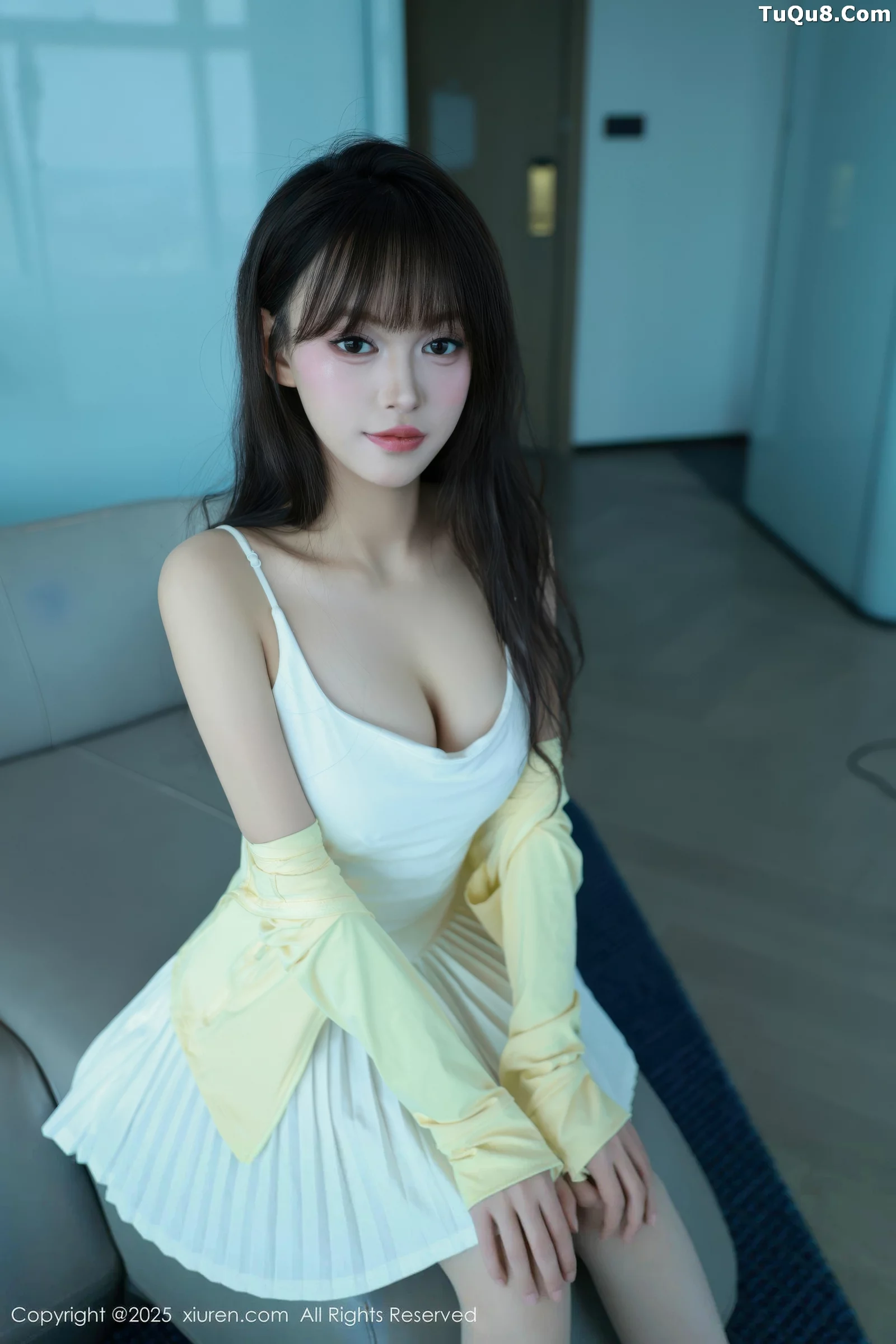   [XiuRen]高清写真图 2025.08.28 No.10702 糯咪 白色短裙第18张图片