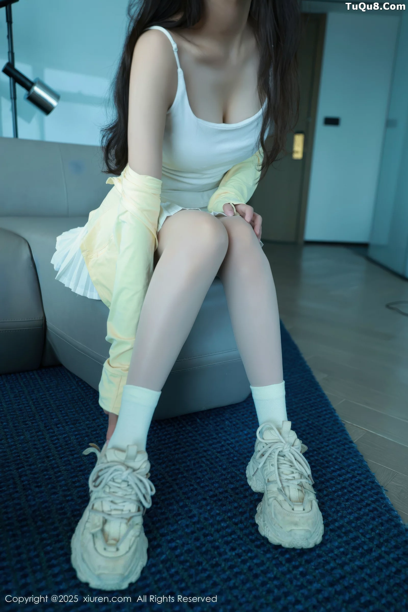   [XiuRen]高清写真图 2025.08.28 No.10702 糯咪 白色短裙第19张图片