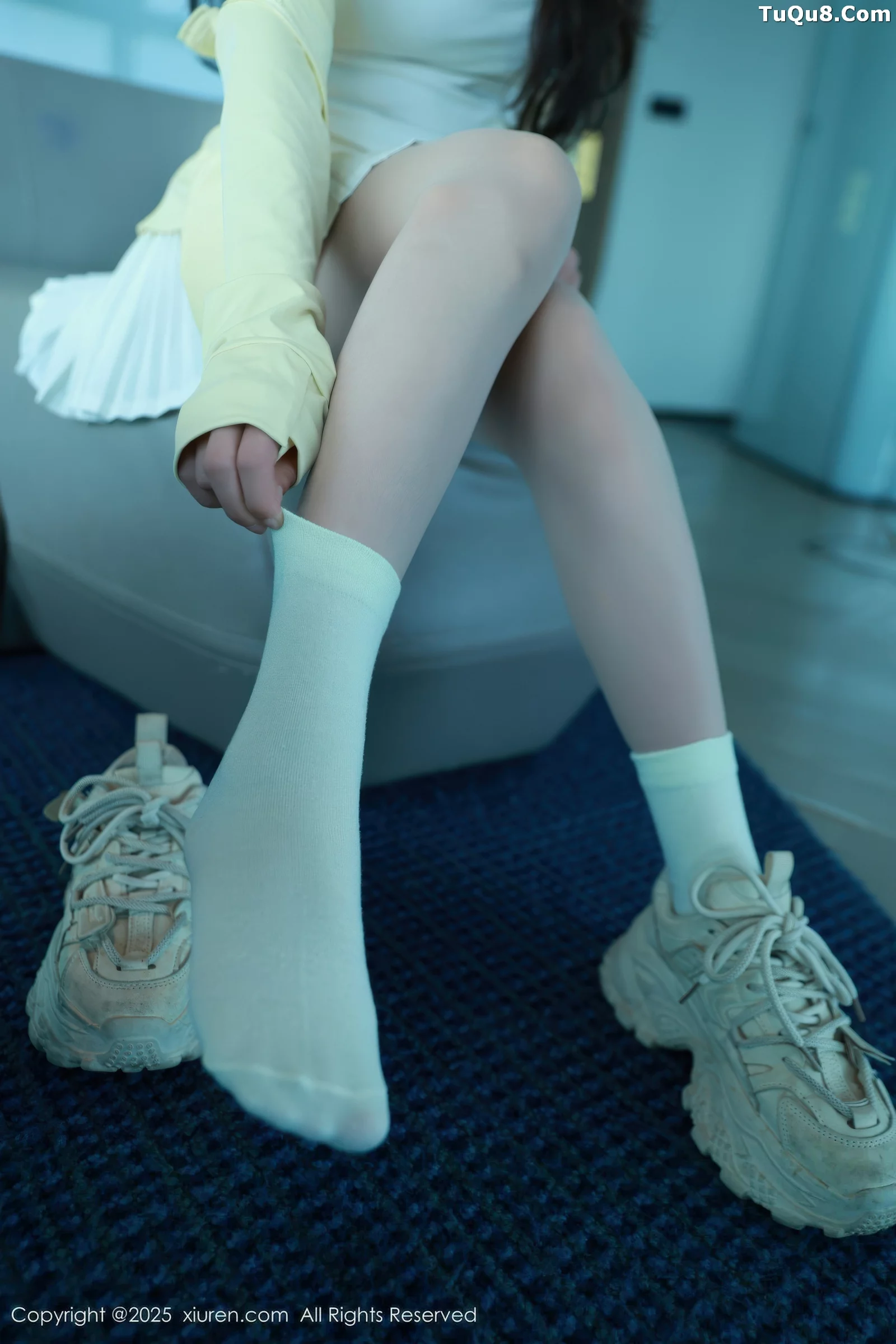   [XiuRen]高清写真图 2025.08.28 No.10702 糯咪 白色短裙第20张图片