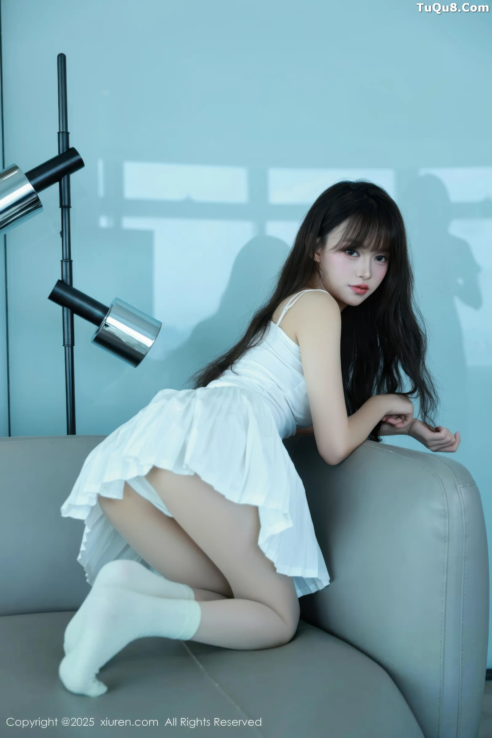   [XiuRen]高清写真图 2025.08.28 No.10702 糯咪 白色短裙第24张图片