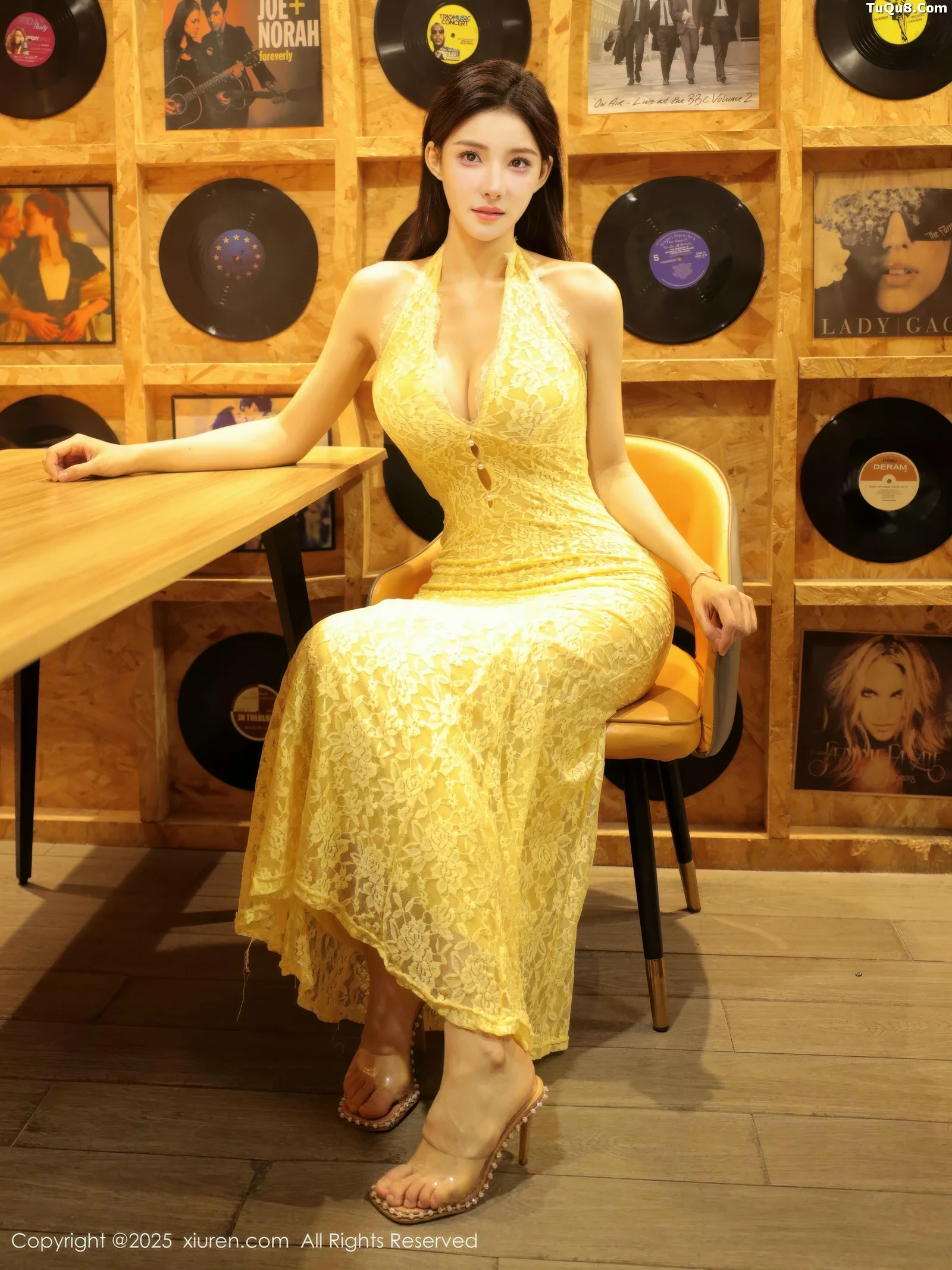  [XiuRen]高清写真图 2025.09.01 No.10715 梨霜儿 黄色连衣裙第1张图片