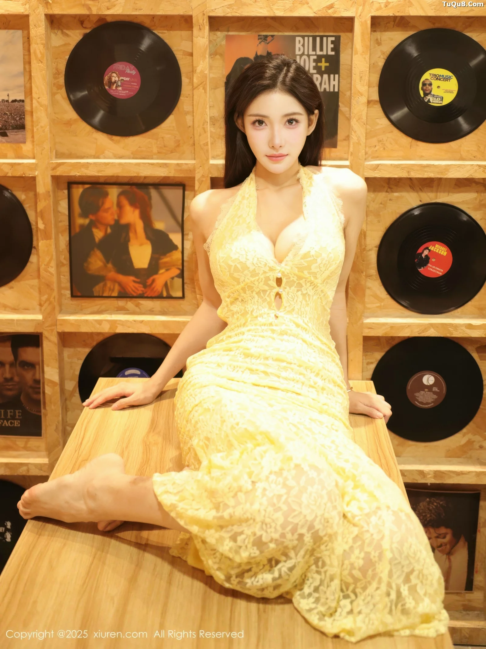   [XiuRen]高清写真图 2025.09.01 No.10715 梨霜儿 黄色连衣裙第17张图片