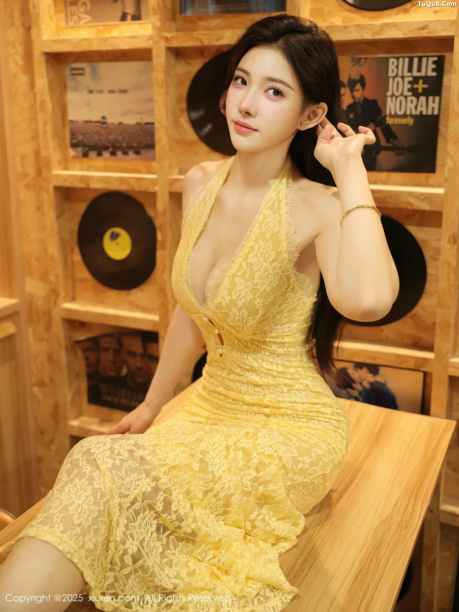   [XiuRen]高清写真图 2025.09.01 No.10715 梨霜儿 黄色连衣裙第21张图片
