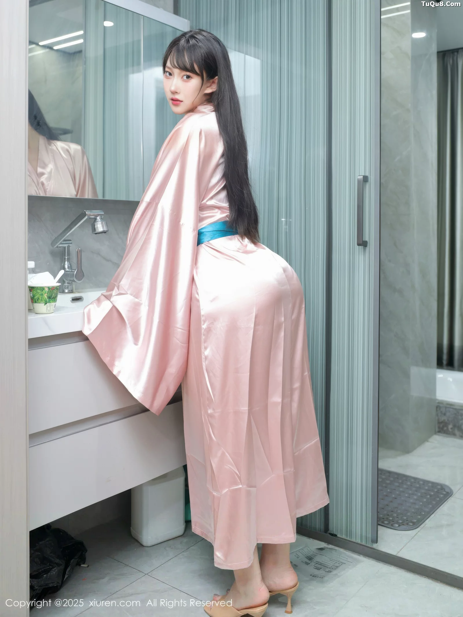   [XiuRen]高清写真图 2025.09.03 No.10724 李沁恩lrene 红色比基尼第1张图片