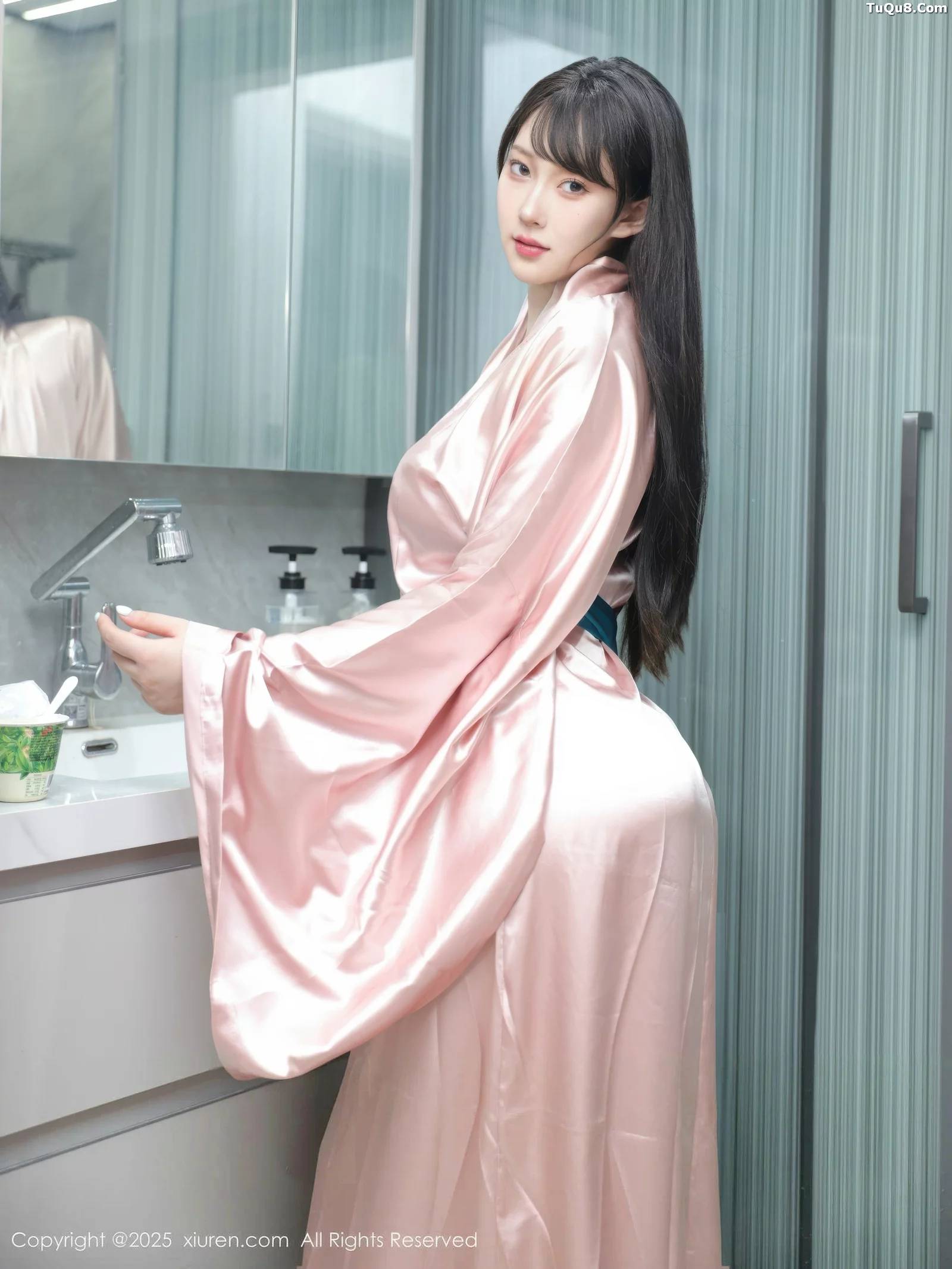   [XiuRen]高清写真图 2025.09.03 No.10724 李沁恩lrene 红色比基尼第2张图片