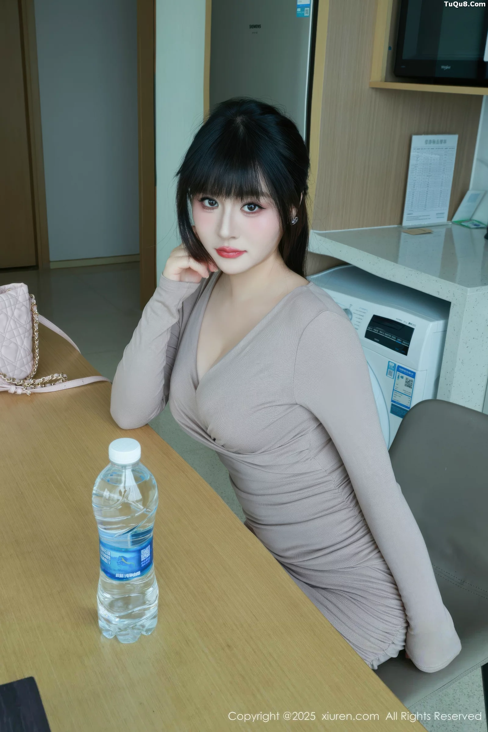   [XiuRen]高清写真图 2025.09.02 No.10718 沈南汐RuRu 原色丝袜第18张图片