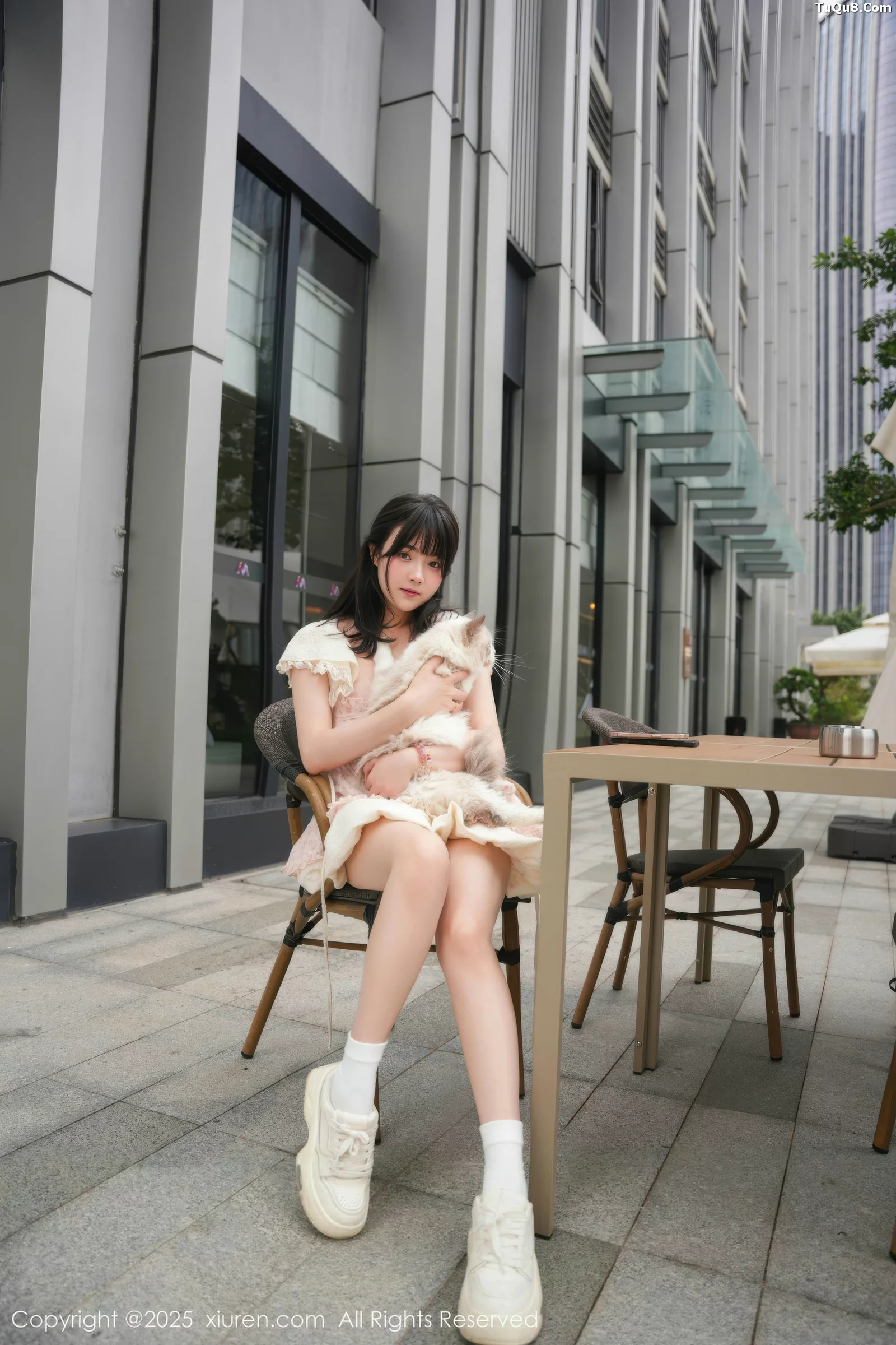   [XiuRen]高清写真图 2025.09.05 No.10734 软情 浅色连衣短裙第11张图片