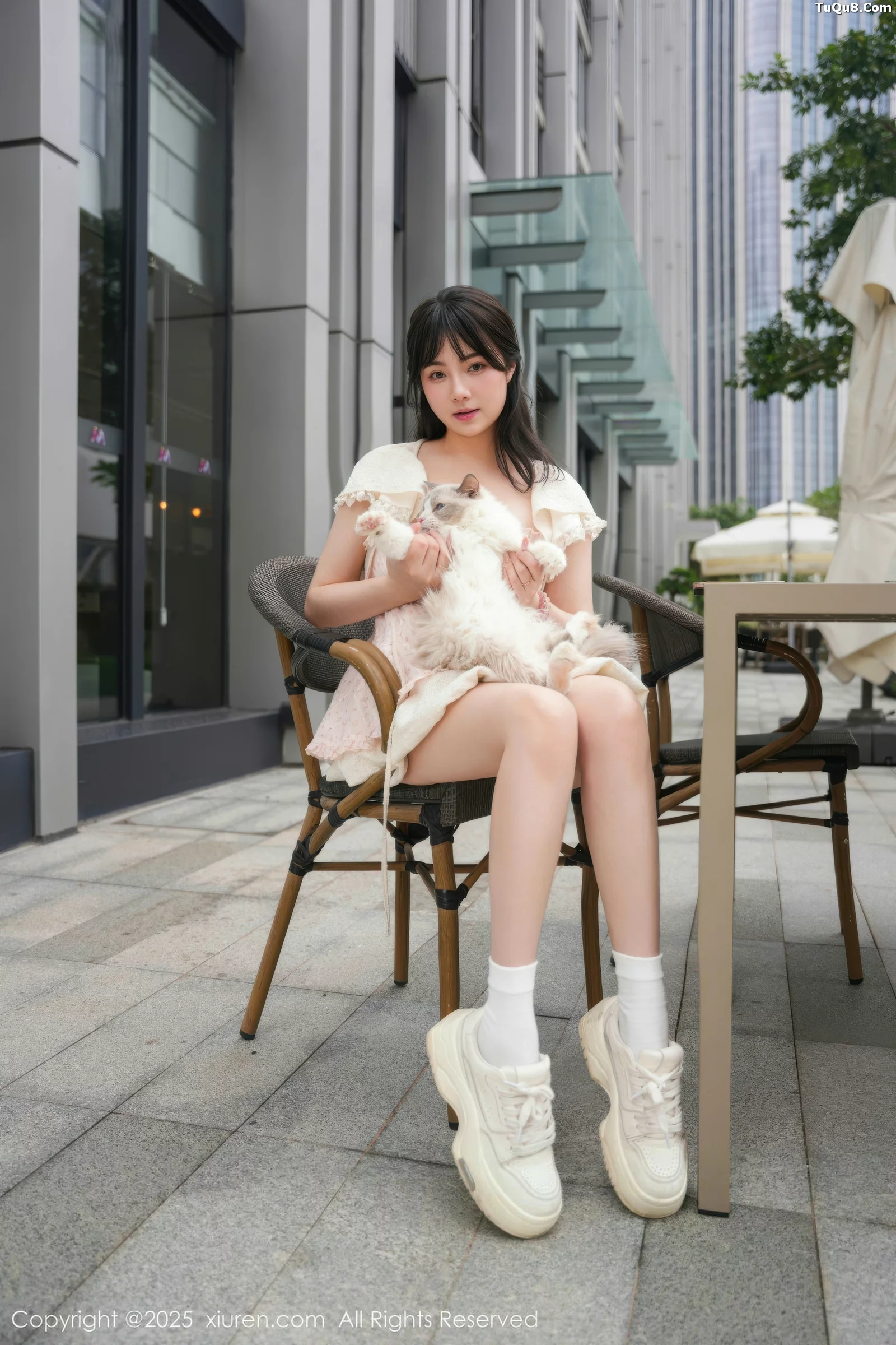   [XiuRen]高清写真图 2025.09.05 No.10734 软情 浅色连衣短裙第12张图片