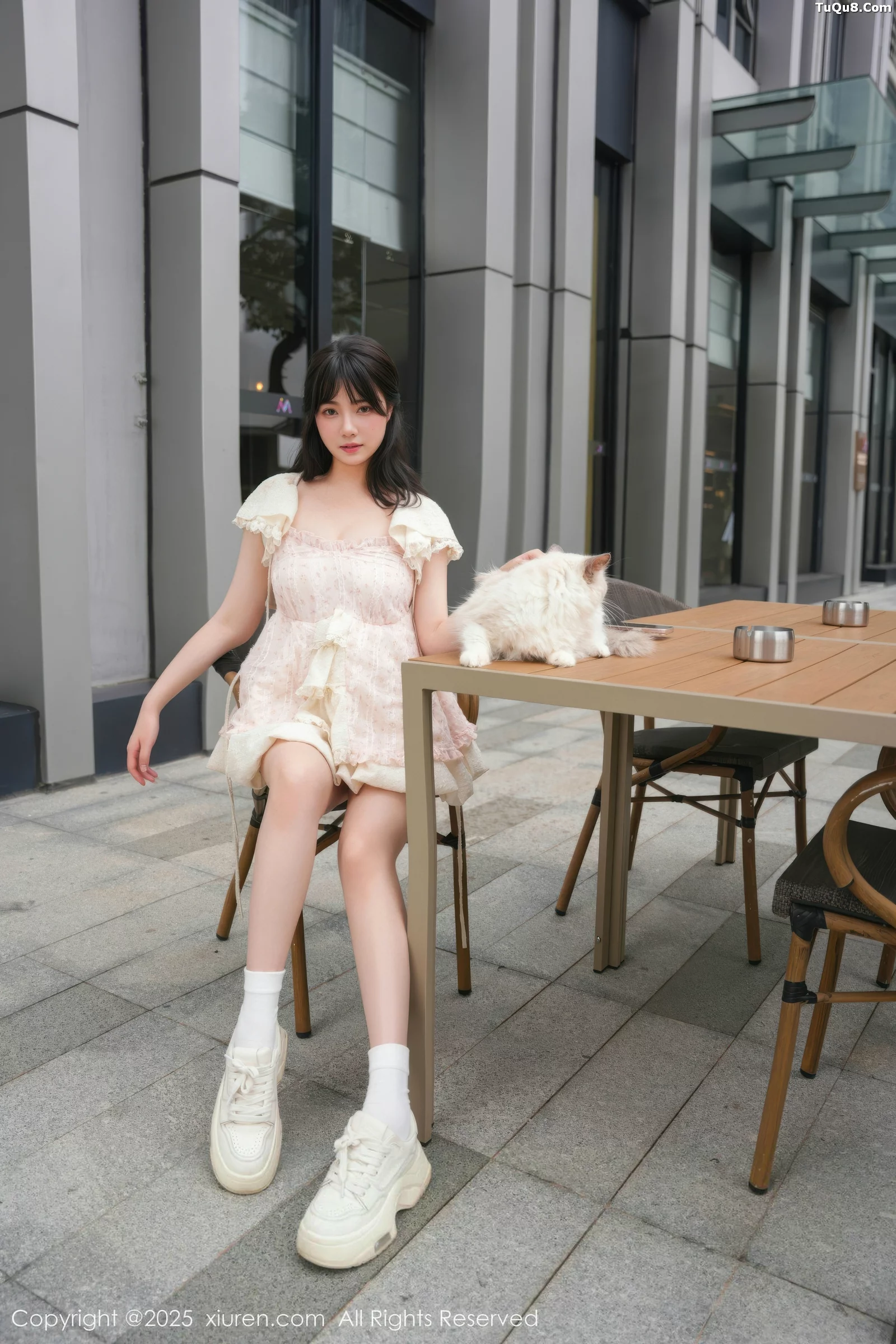  [XiuRen]高清写真图 2025.09.05 No.10734 软情 浅色连衣短裙第14张图片