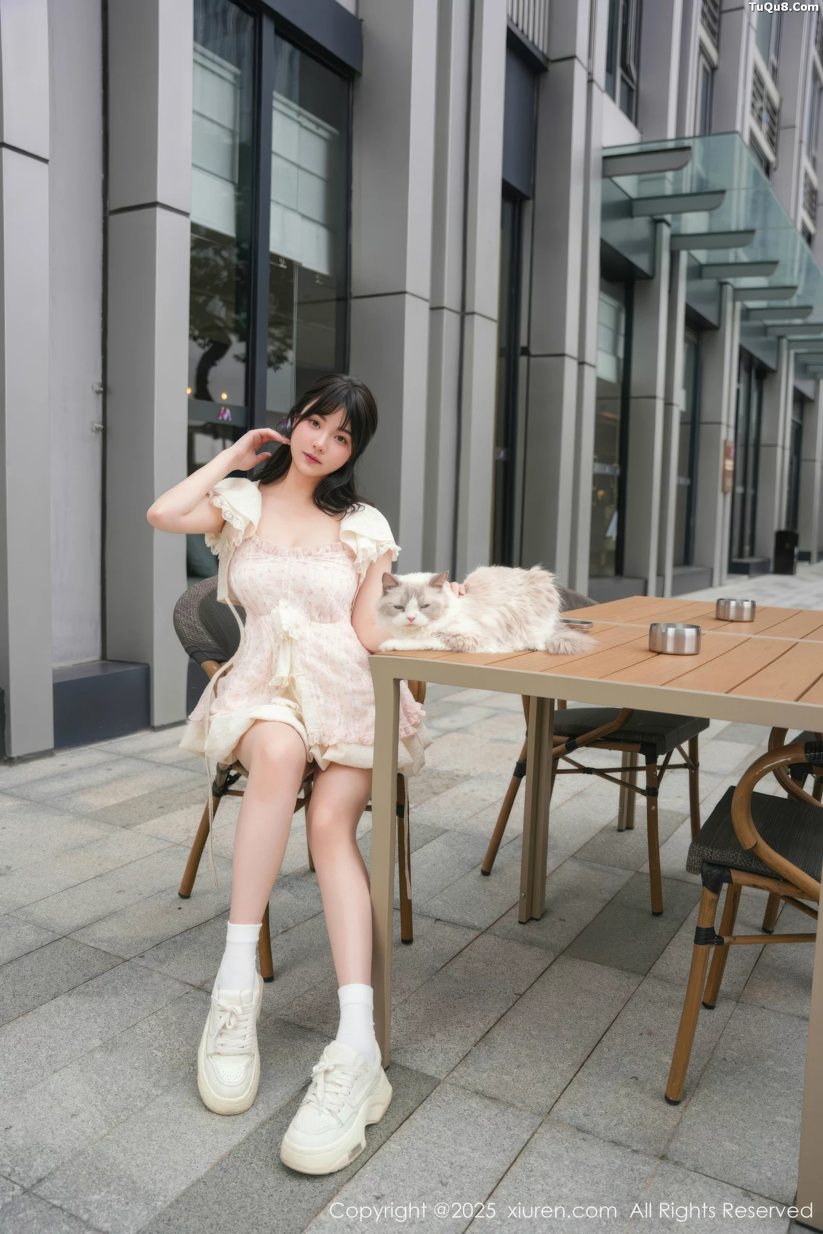   [XiuRen]高清写真图 2025.09.05 No.10734 软情 浅色连衣短裙第15张图片