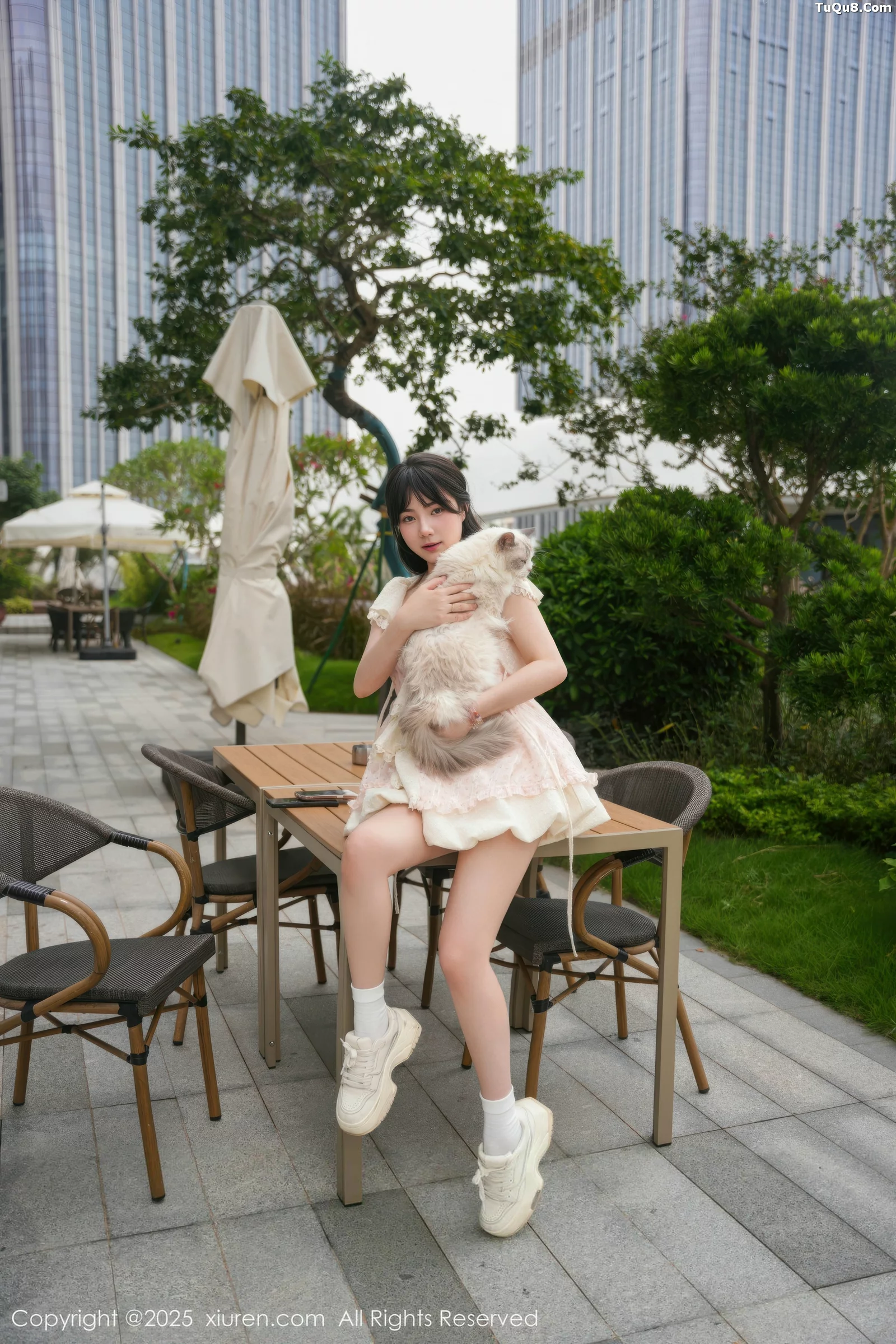   [XiuRen]高清写真图 2025.09.05 No.10734 软情 浅色连衣短裙第16张图片